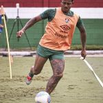 Motorista afirma que John Kennedy, do Fluminense, bateu em seu carro e fugiu