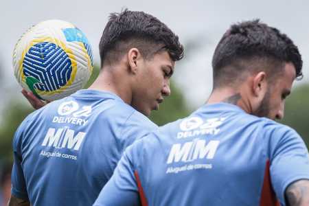 Kaio Jorge e Matheus Henrique em treino do Cruzeiro na Toca da Raposa II