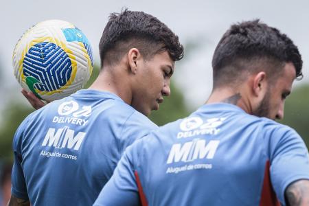 Kaio Jorge e Matheus Henrique em treino do Cruzeiro na Toca da Raposa II