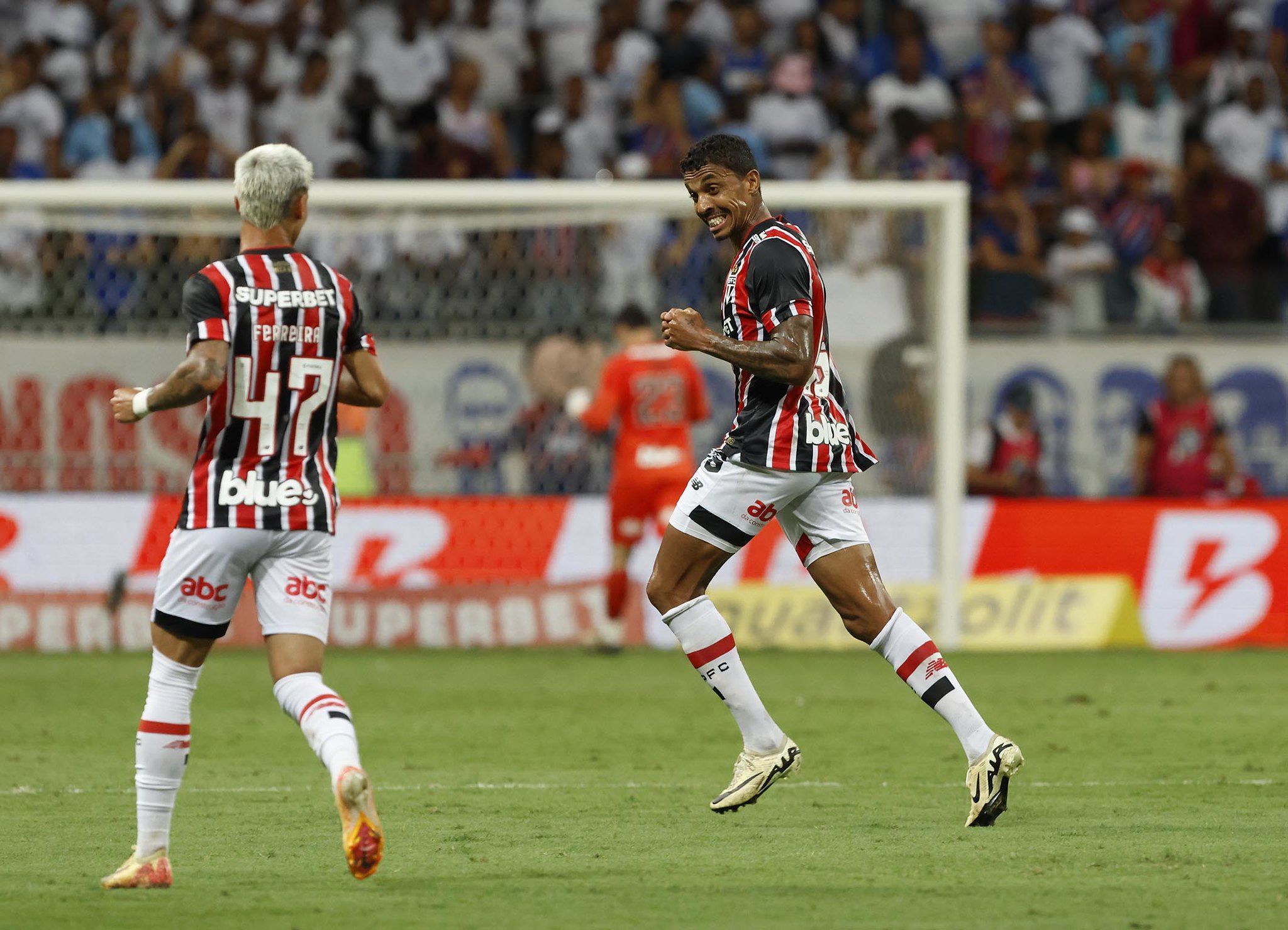 Luiz Gustavo ressalta luta do São Paulo pela Libertadores e dedica gol ao pai