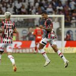 Luiz Gustavo ressalta luta do São Paulo pela Libertadores e dedica gol ao pai