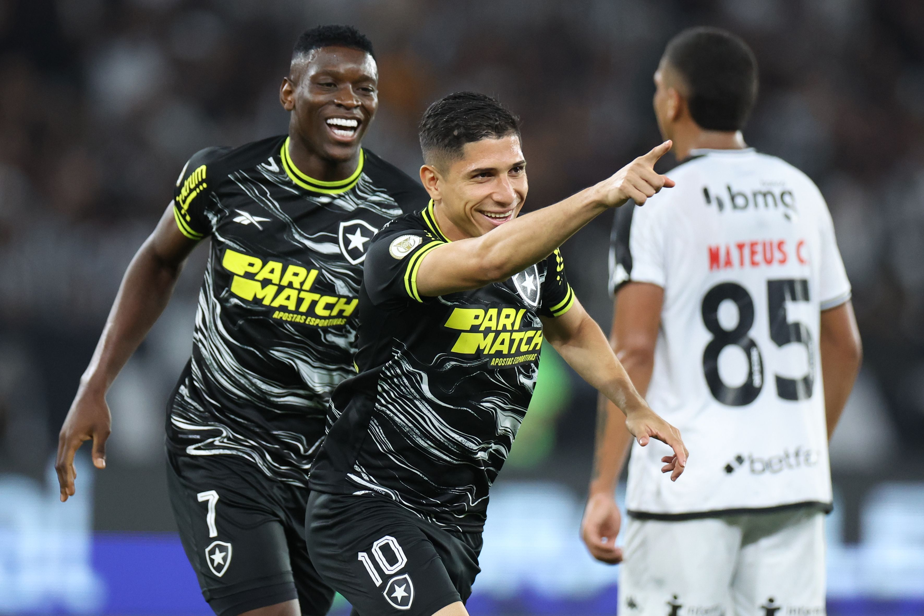 Botafogo vence o Vasco com golaços e abre distância na liderança do Brasileirão
