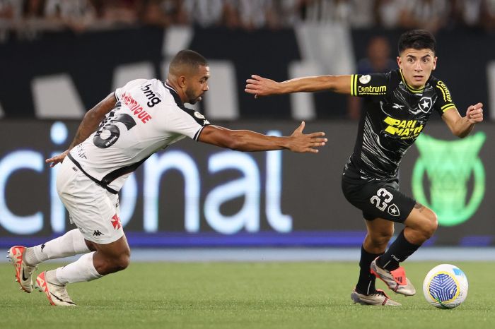 Almada encara a marcação de Paulo Henrique, do Vasco, em clássico no Nilton Santos