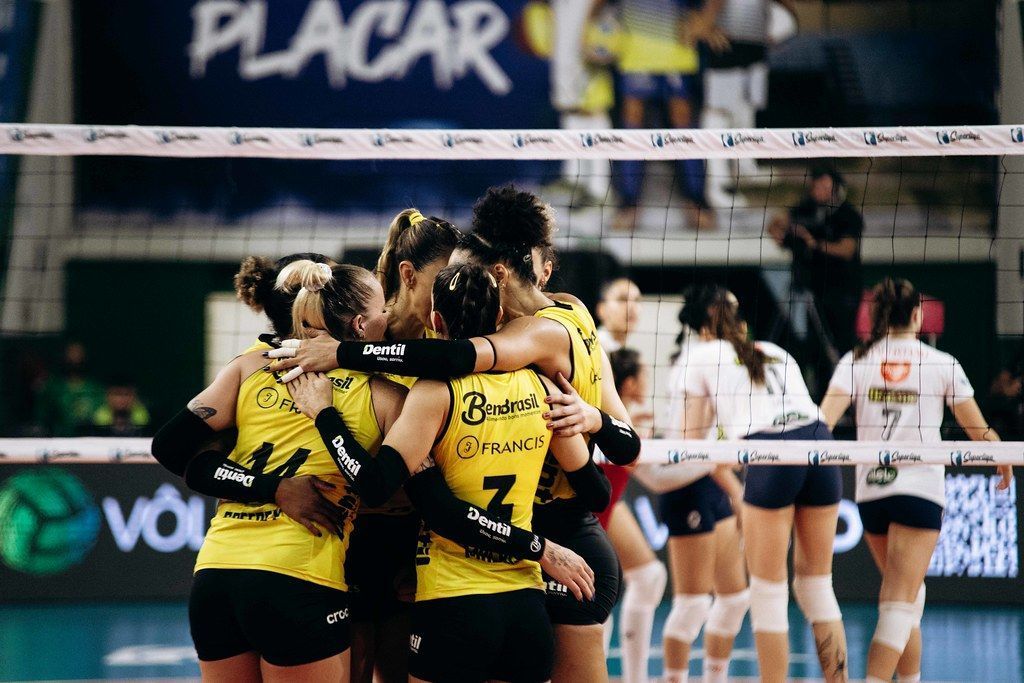 Praia Clube vence Barueri e segue imbatível na Superliga Feminina de Vôlei