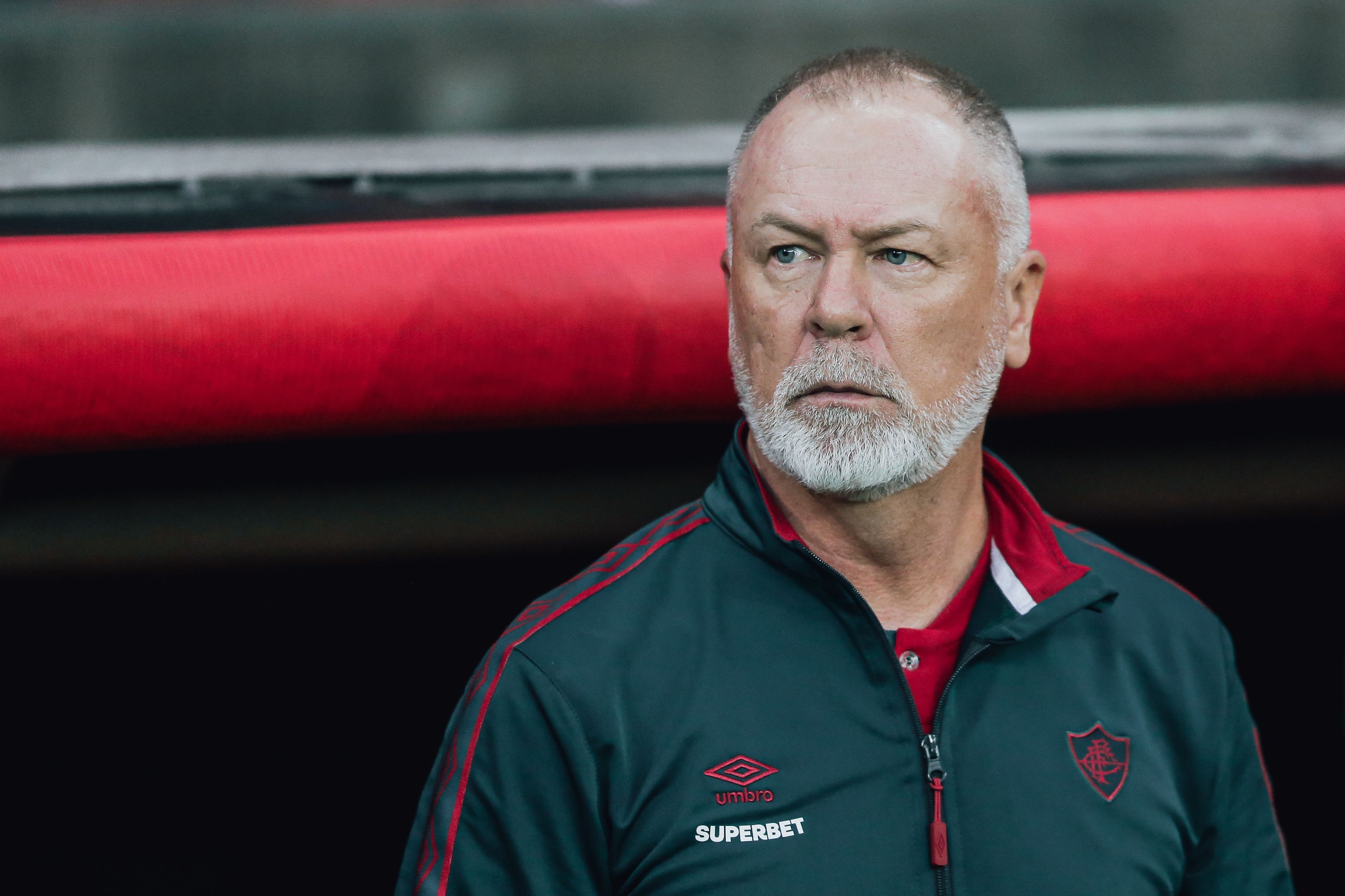 Questionado pela torcida, Mano Menezes blinda elenco por evolução do Fluminense