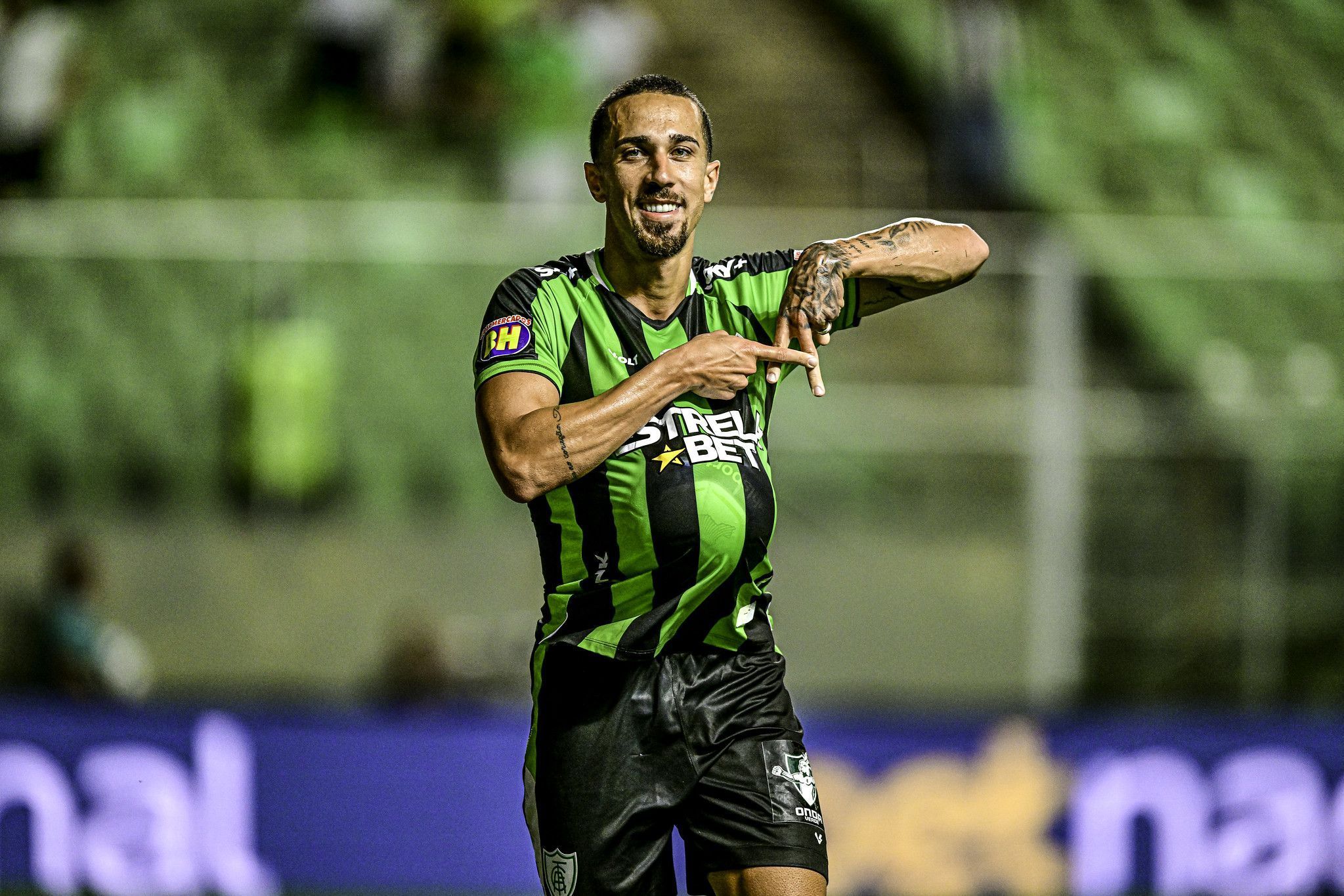 América marca no fim, vence Ituano de virada e mantém sonho de acesso 'milagroso'