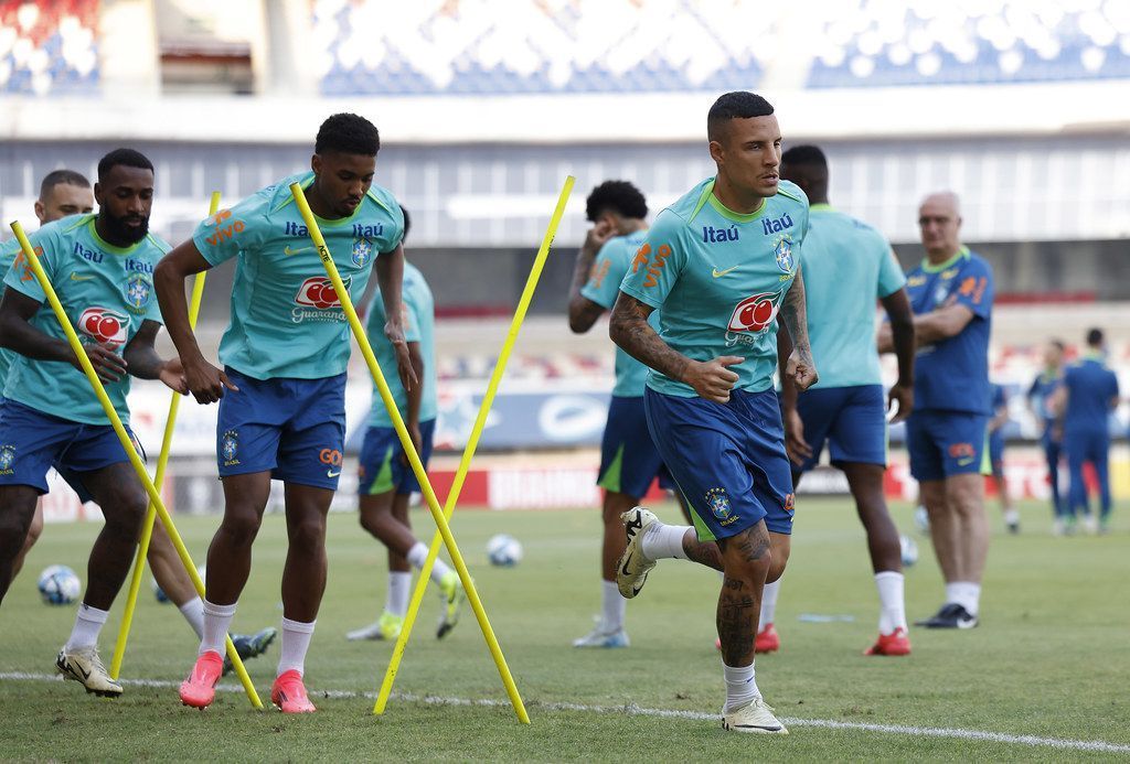 Arana, do Atlético, sofre lesão e não participa de treino da Seleção Brasileira