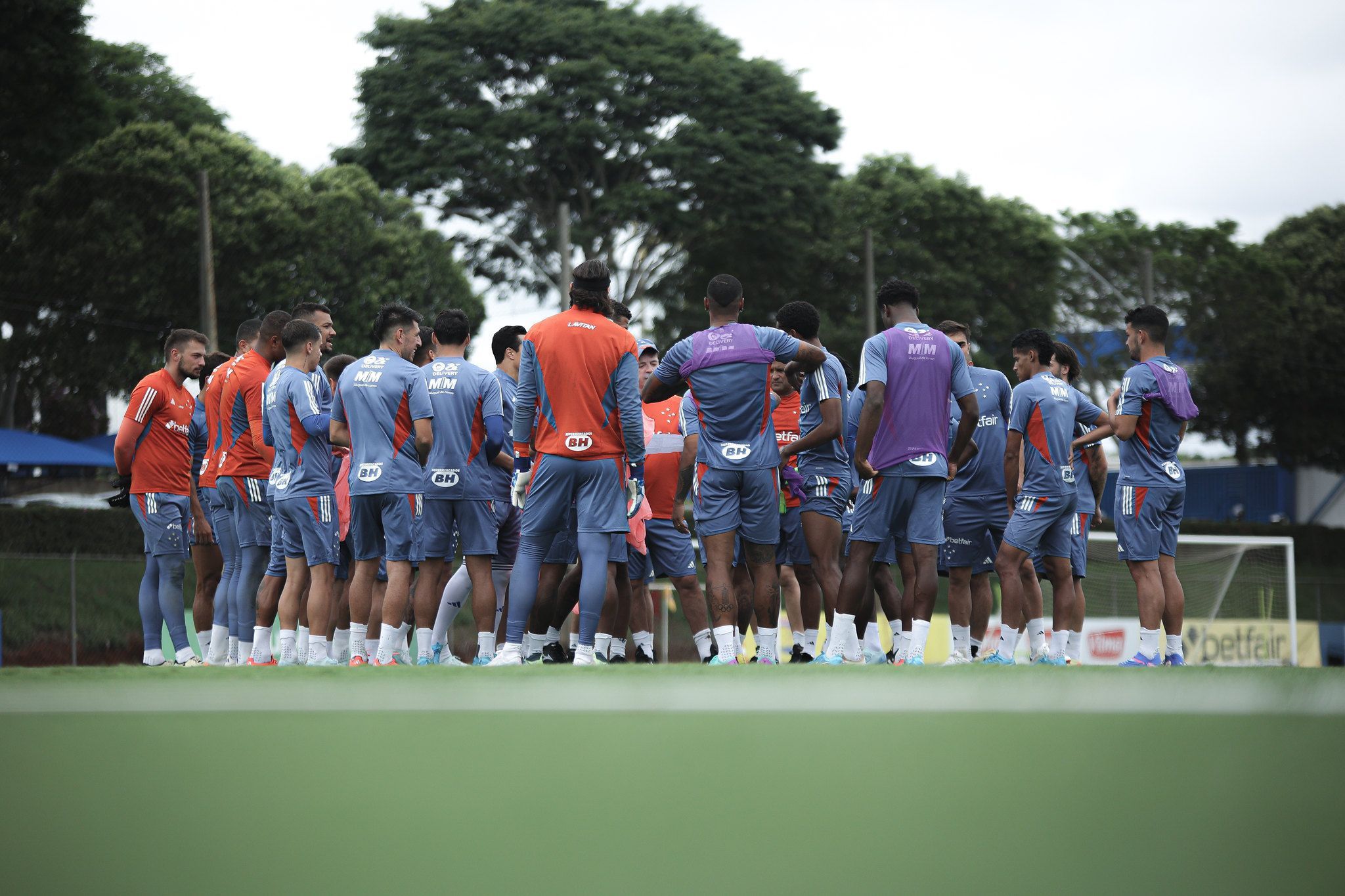 Cruzeiro treina com ausências na Toca, e atacante faz trabalho à parte