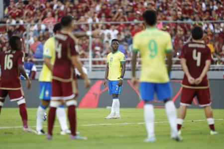 Vinícius Júnior em cobrança de falta no empate do Brasil contra a Venezuela