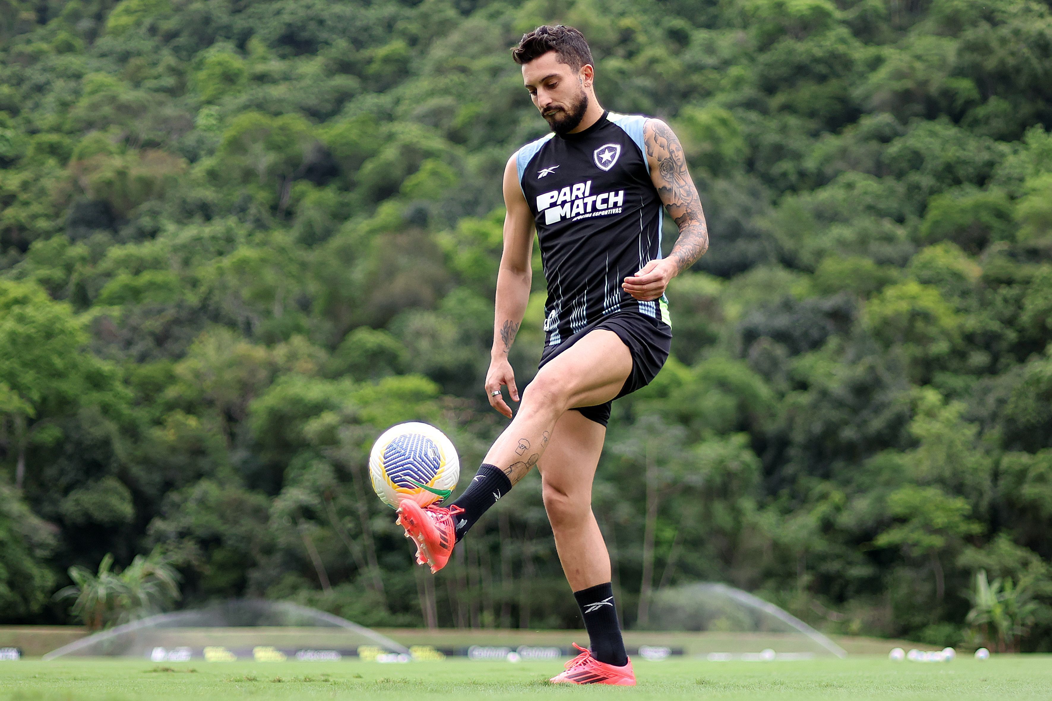 Convocado, Alex Telles pode desfalcar o Botafogo contra o Atlético