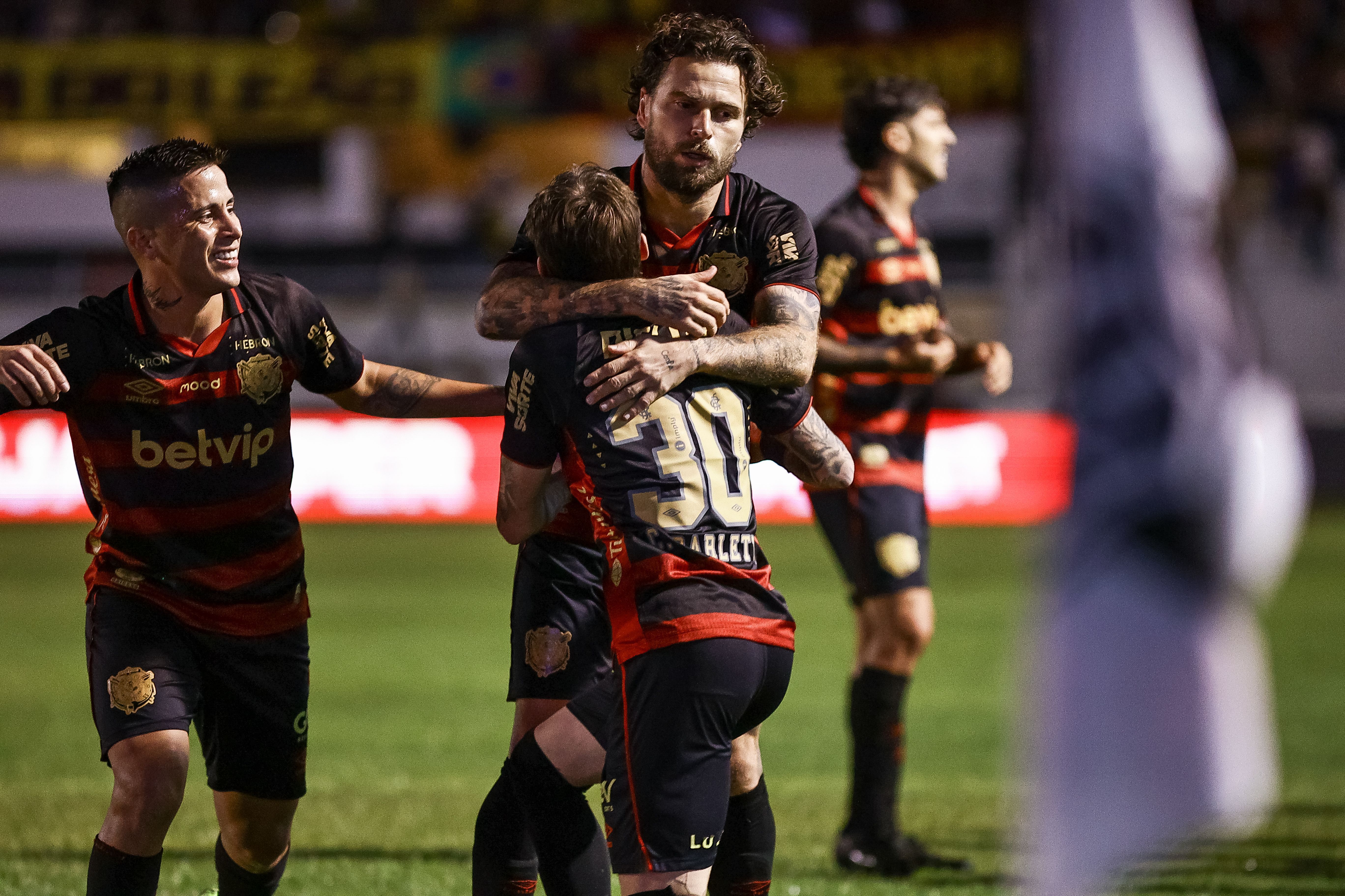 Sport goleia a Ponte Preta, volta ao G4 da Série B e agora seca o Ceará pelo acesso