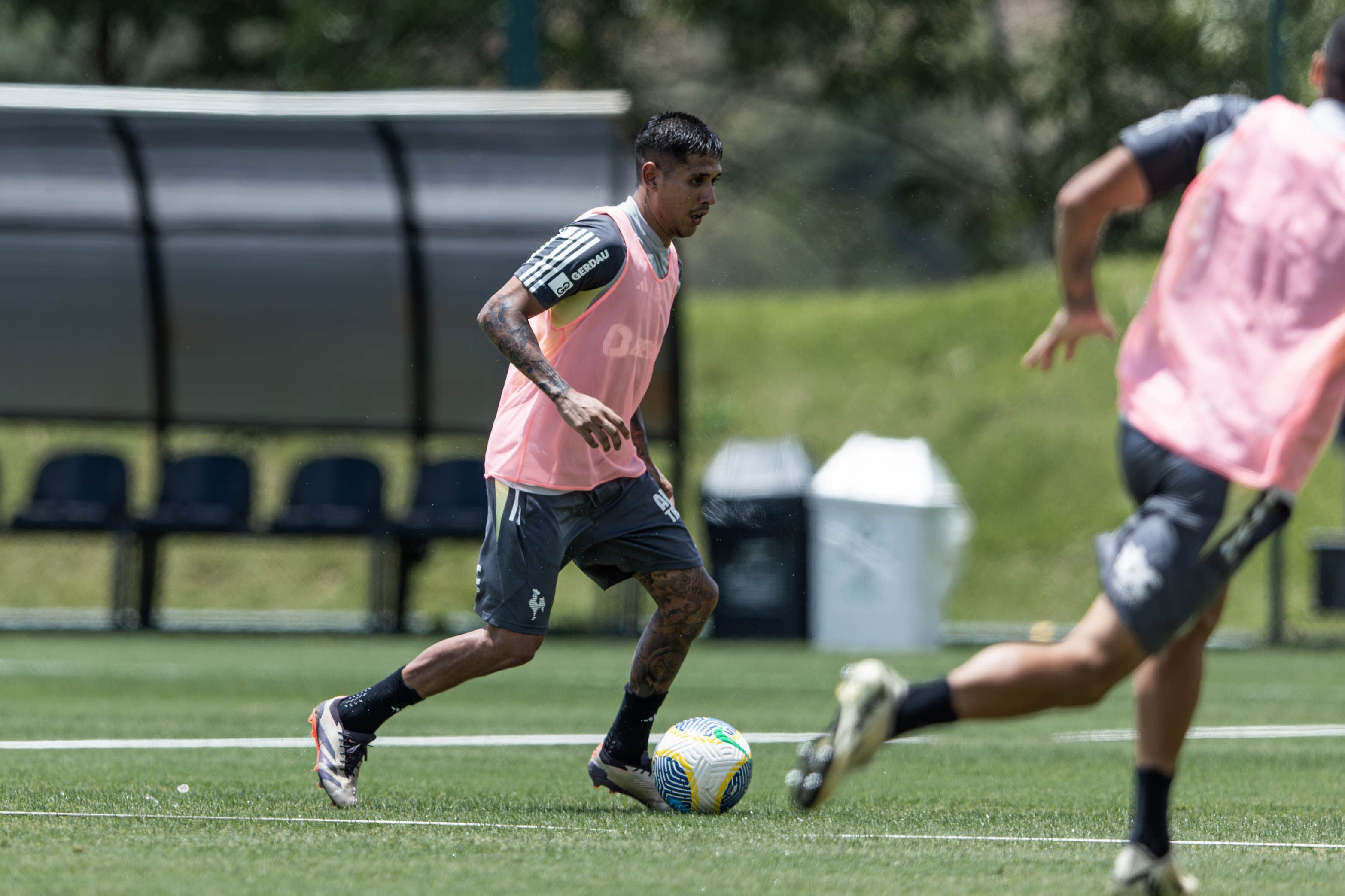 Com Zaracho em campo, Atlético inicia preparação para enfrentar o Botafogo