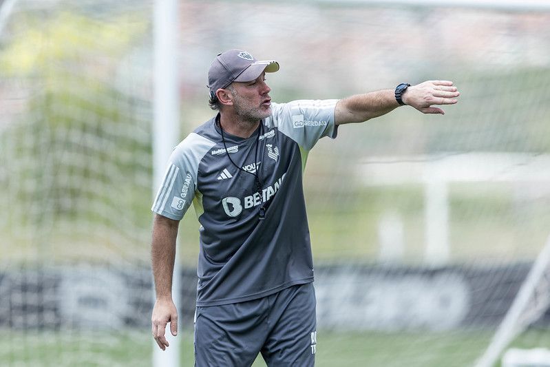 Milito inicia semana com missão de definir time titular do Atlético para decisão