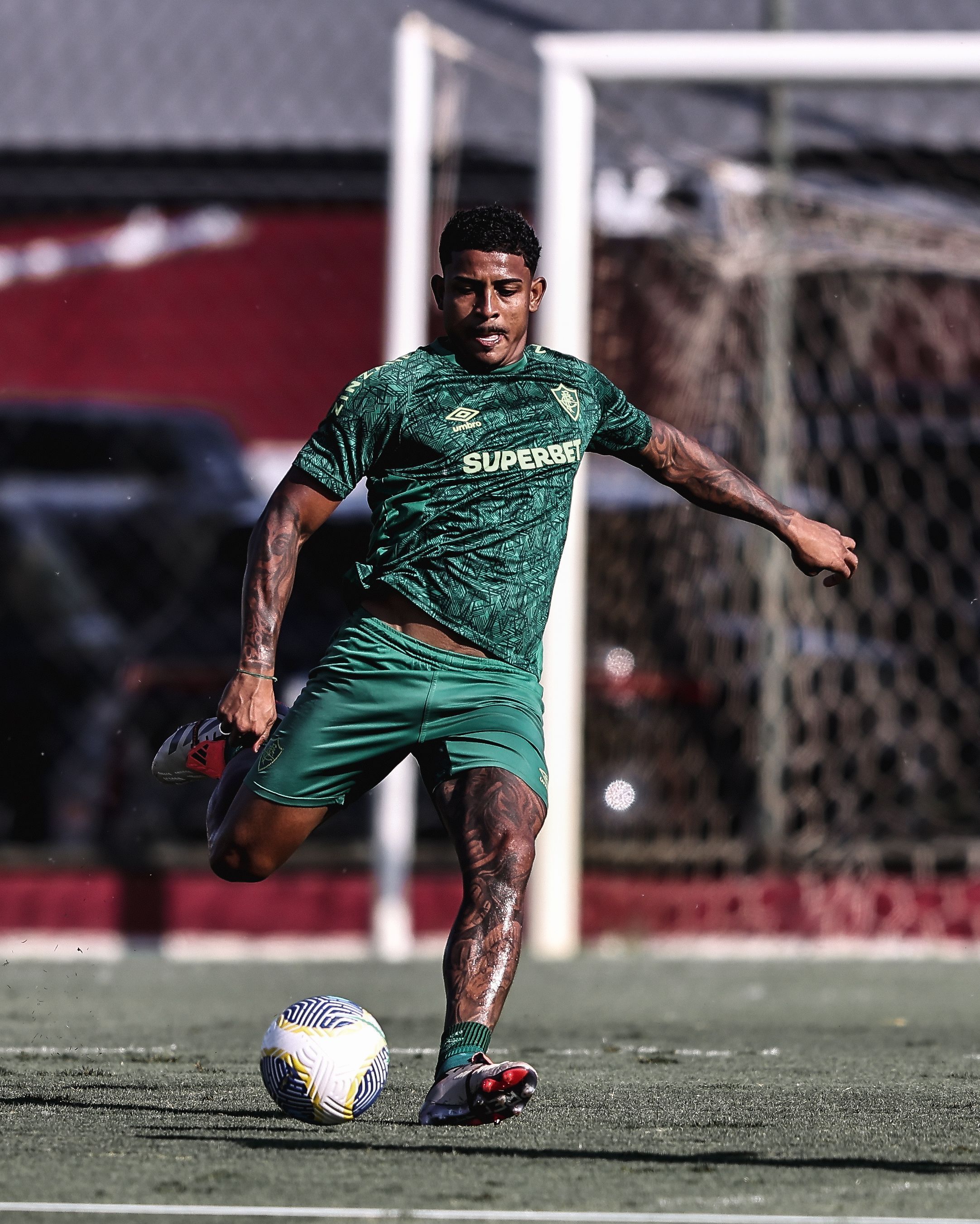 Fluminense recebe oferta de time mexicano por John Kennedy e avalia saída
