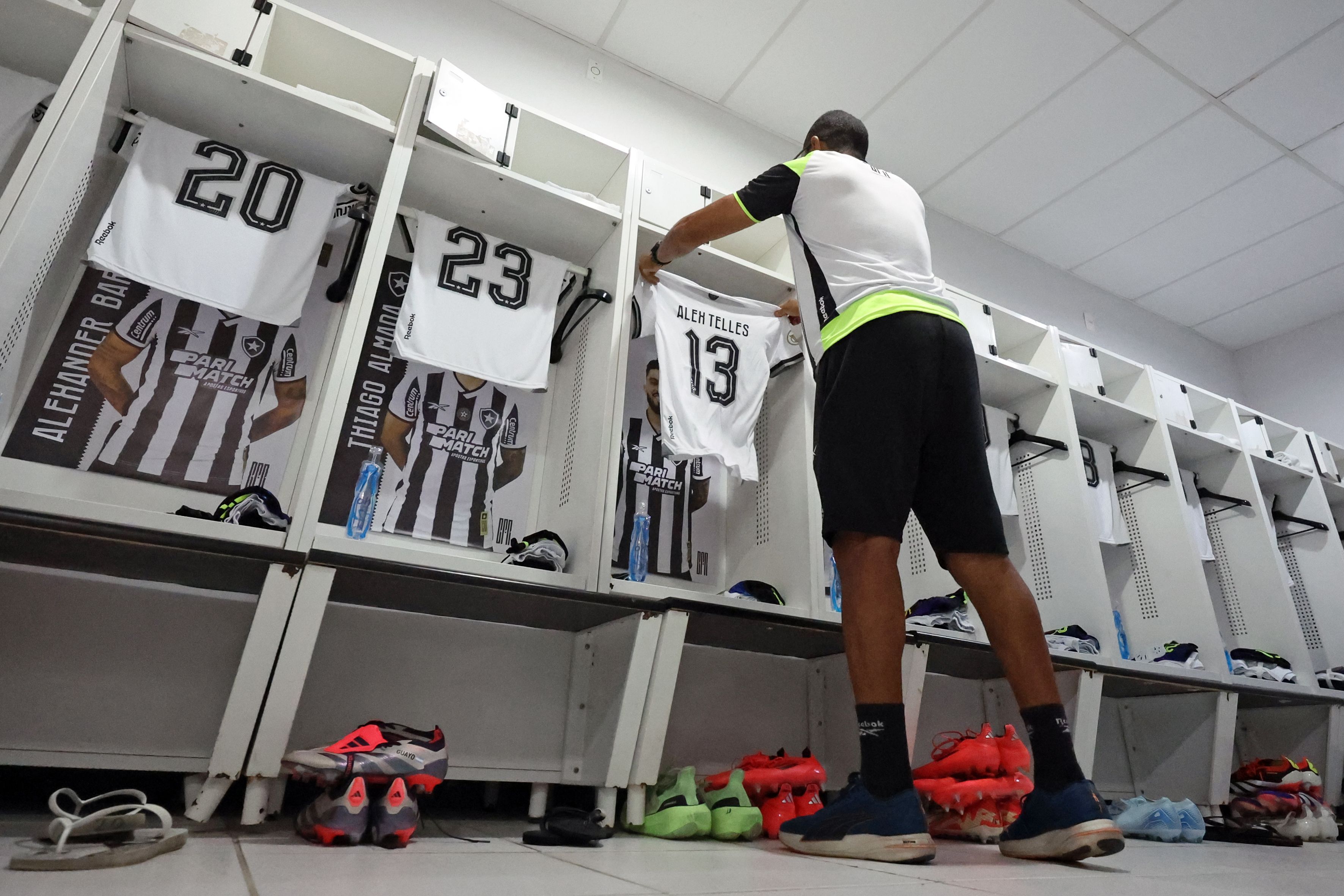 Escalação do Botafogo: Artur Jorge surpreende e escala convocados contra o Atlético