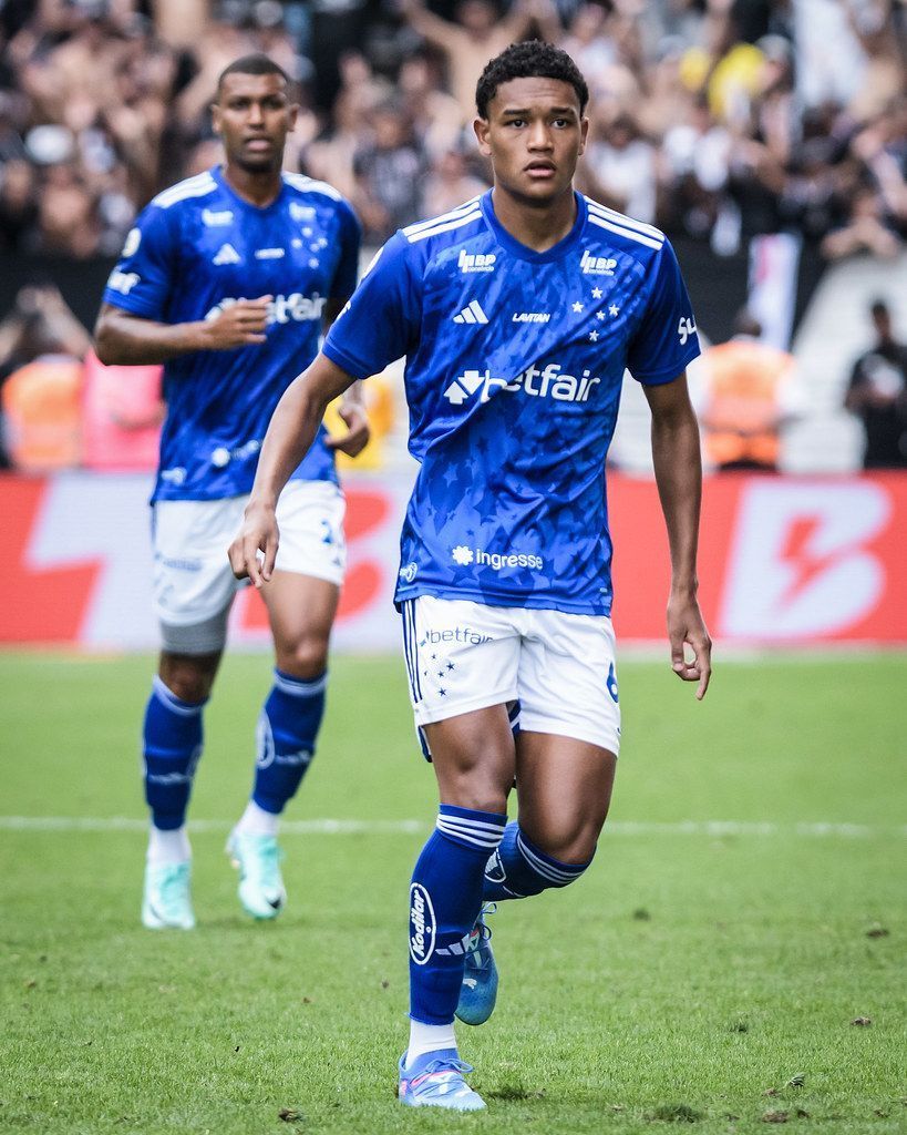 Joia da base do Cruzeiro faz estreia no profissional diante do Corinthians