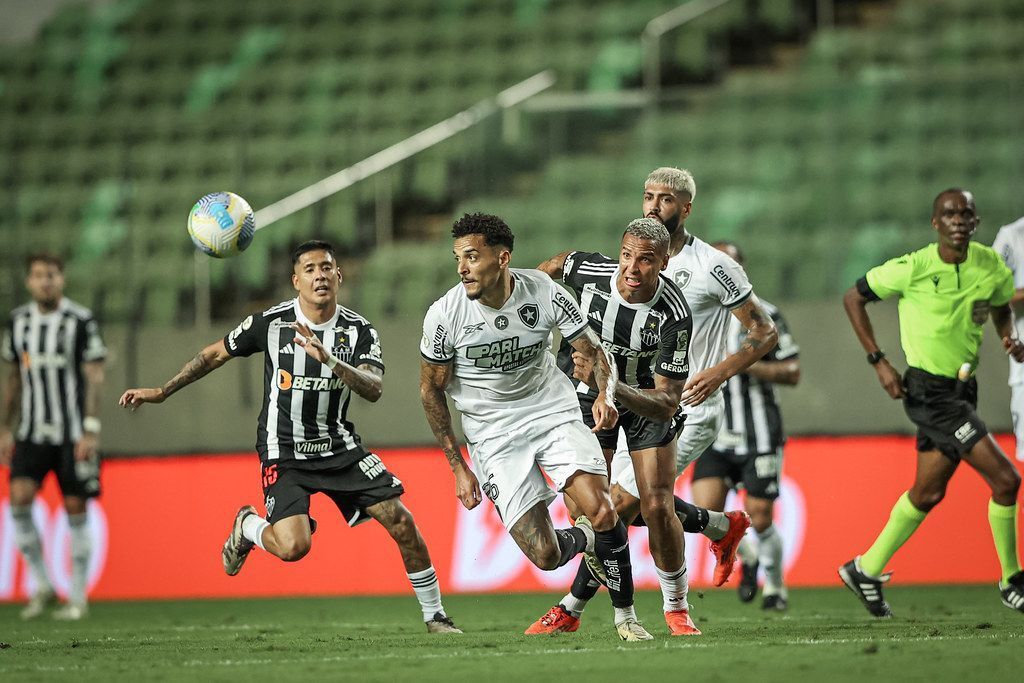 Com um a menos, Atlético empata com Botafogo, que vê briga pelo Brasileiro embolar