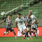 Com um a menos, Atlético empata com Botafogo, que vê briga pelo Brasileiro embolar