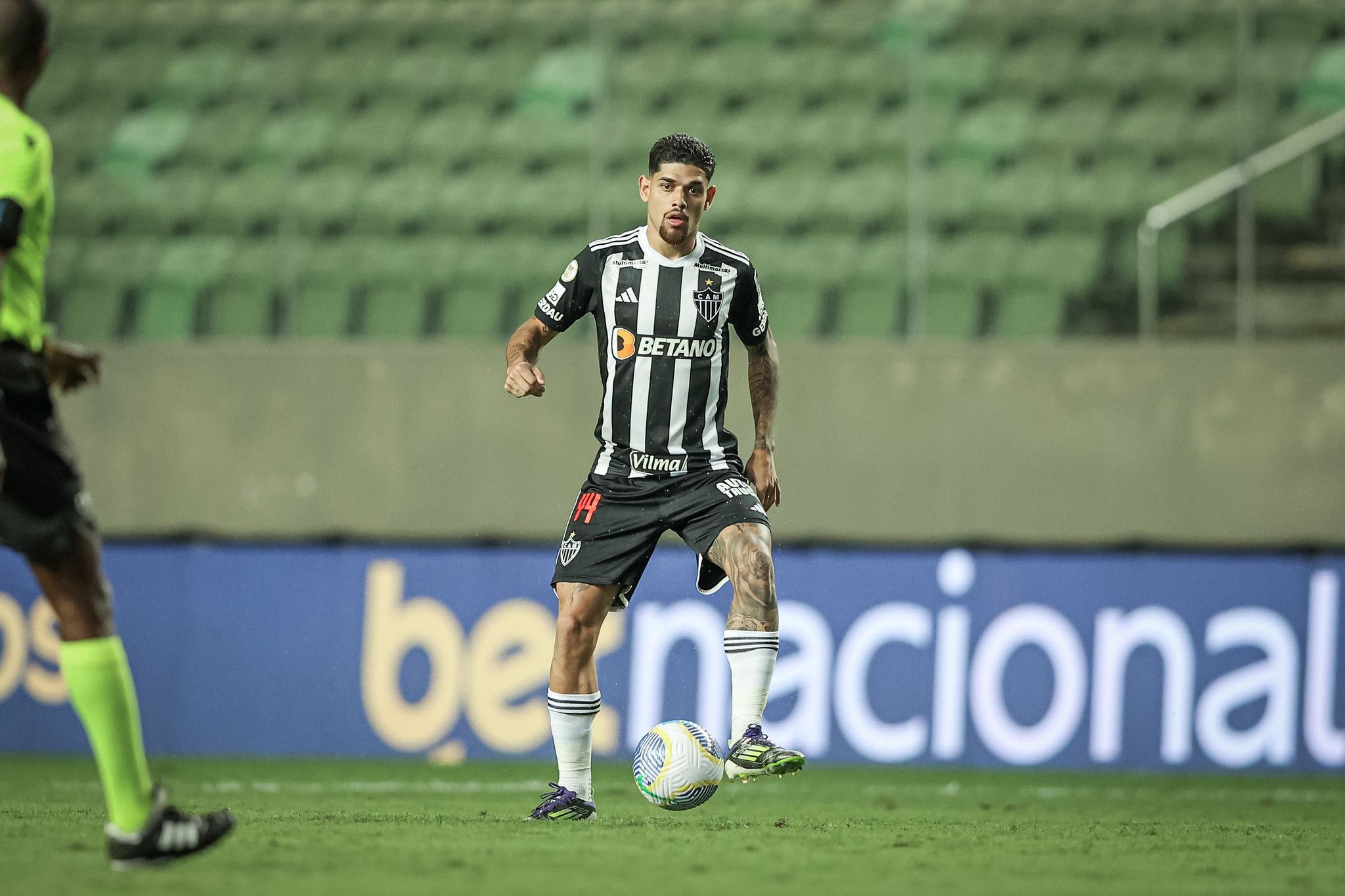 Titular do Atlético recebe dois amarelos em três minutos e vira desfalque na Série A