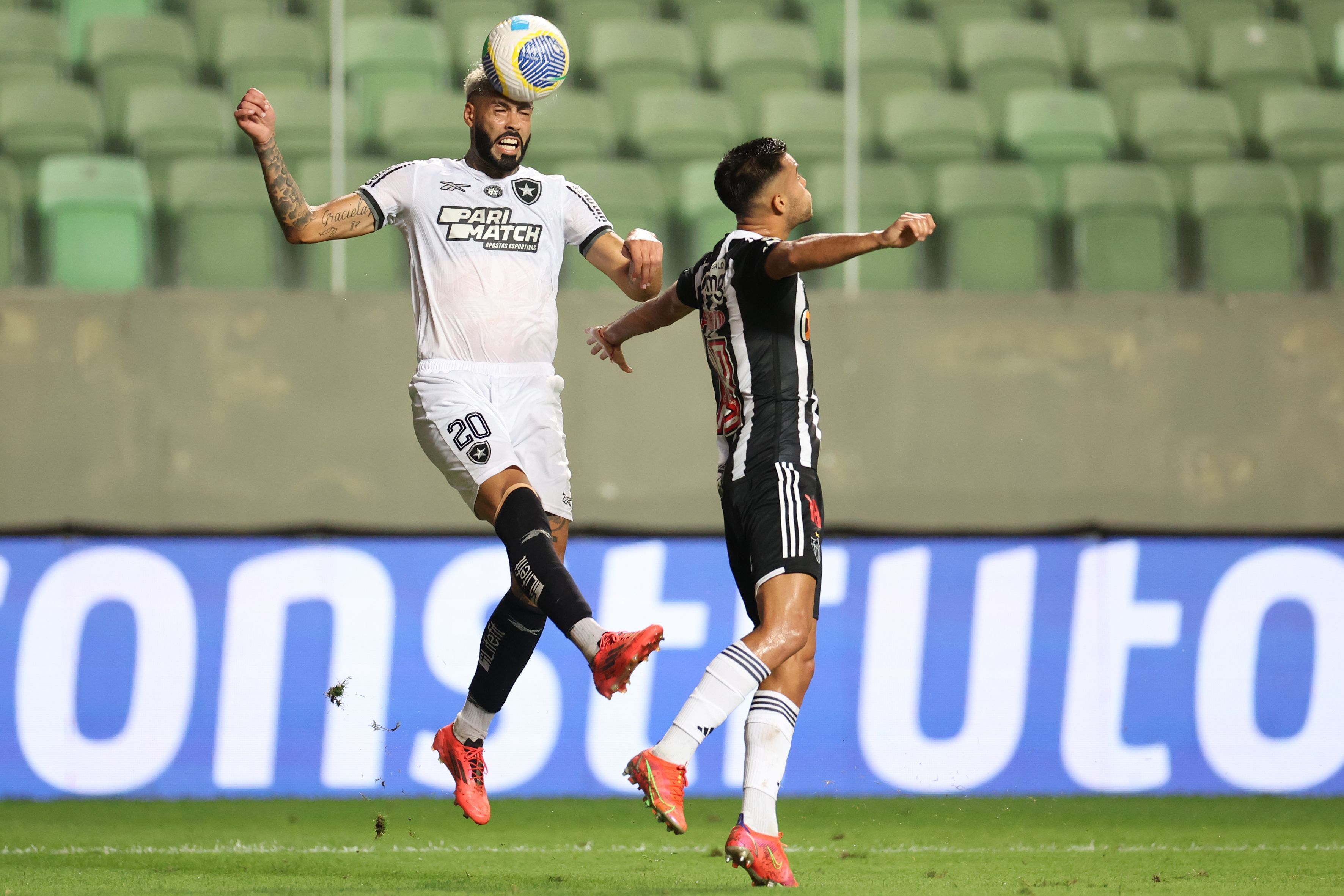 Titular do Botafogo recebe dois amarelos em cinco minutos e vira desfalque na Série A