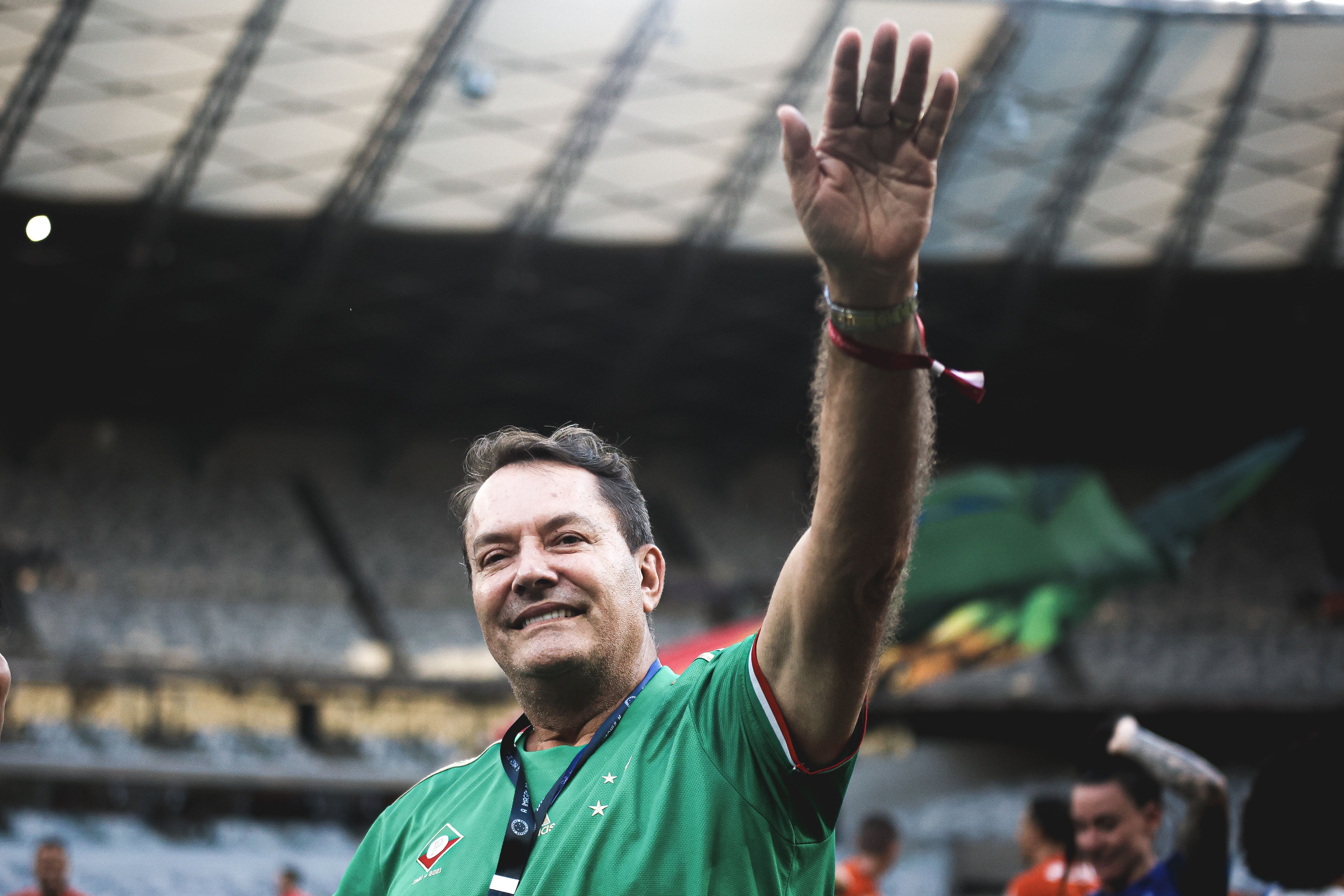 Cruzeiro: Pedrinho chega ao Paraguai para final da Sula e tem recepção especial