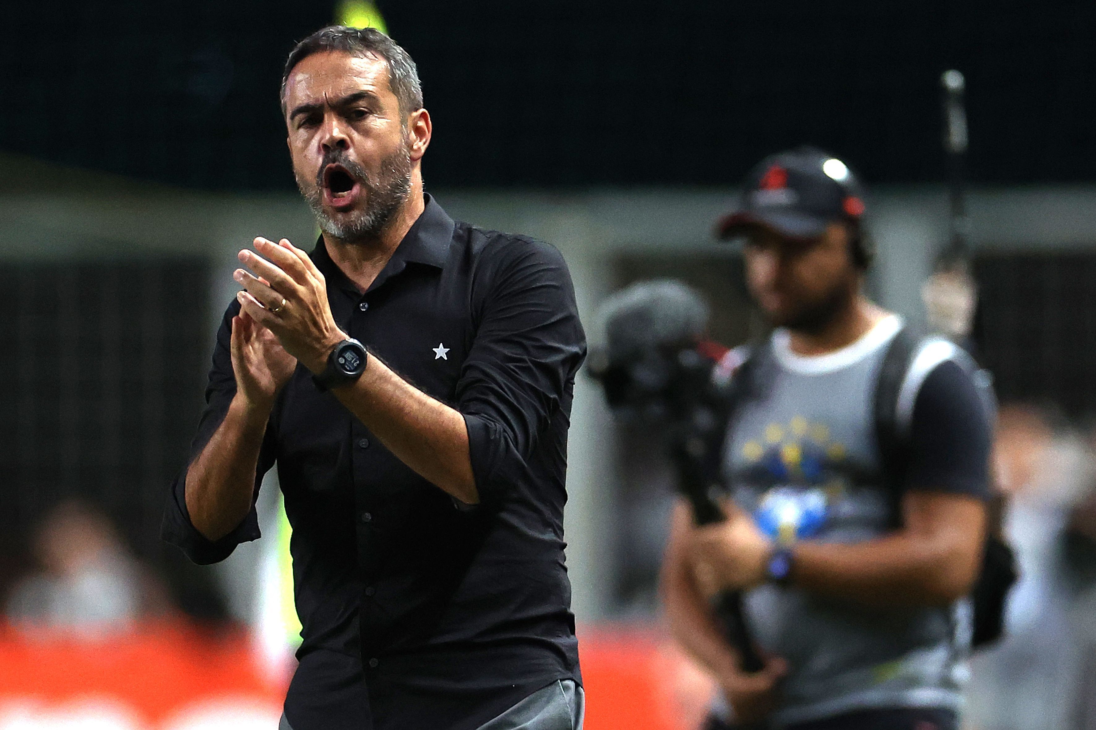 Artur Jorge 'esfria temperatura' e não vê impacto no Botafogo para as próximas finais