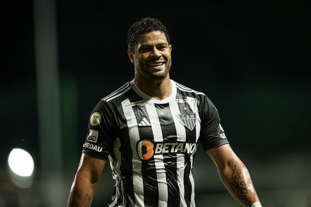 Hulk ajuda torcedores do Atlético que levaram 'golpe' na Argentina