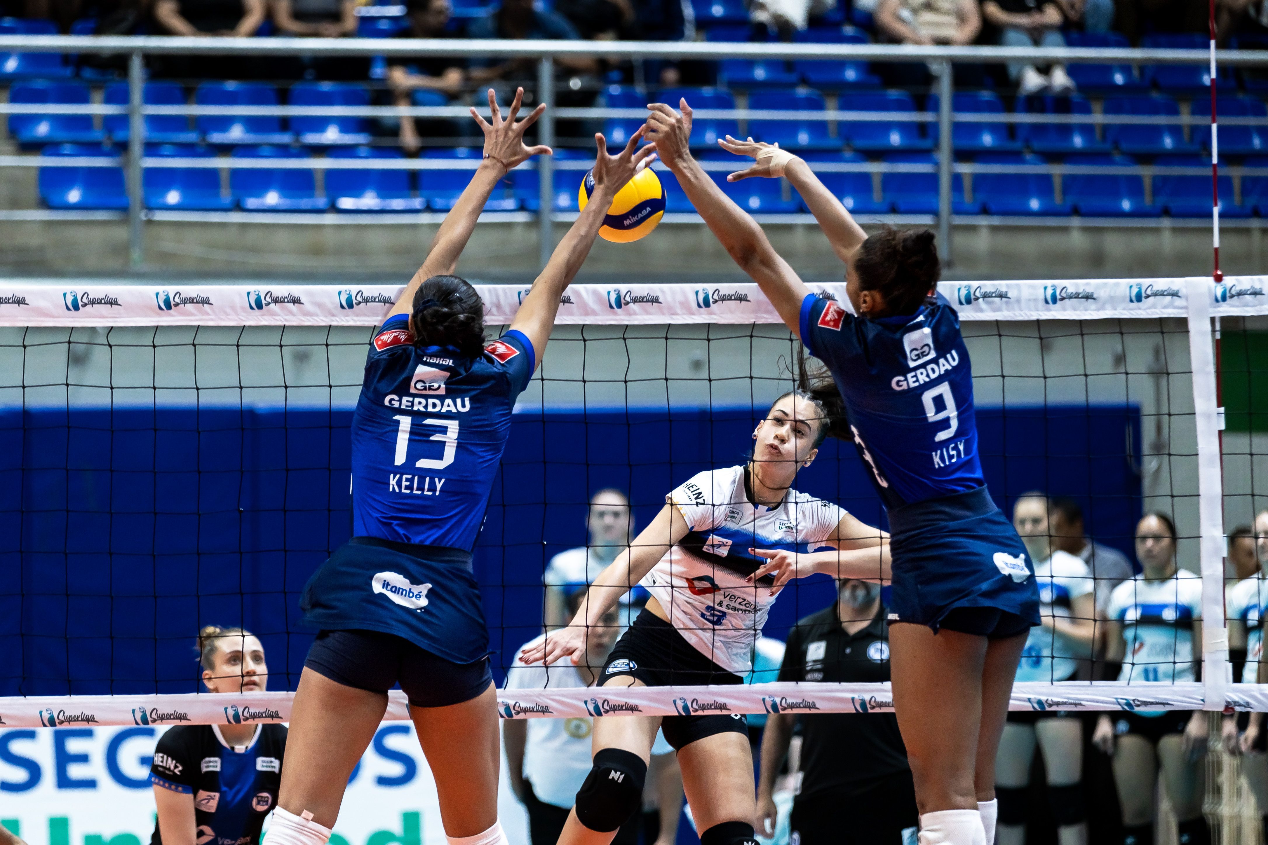 Vôlei: Gerdau Minas atropela Pinheiros e soma sexta vitória na Superliga Feminina