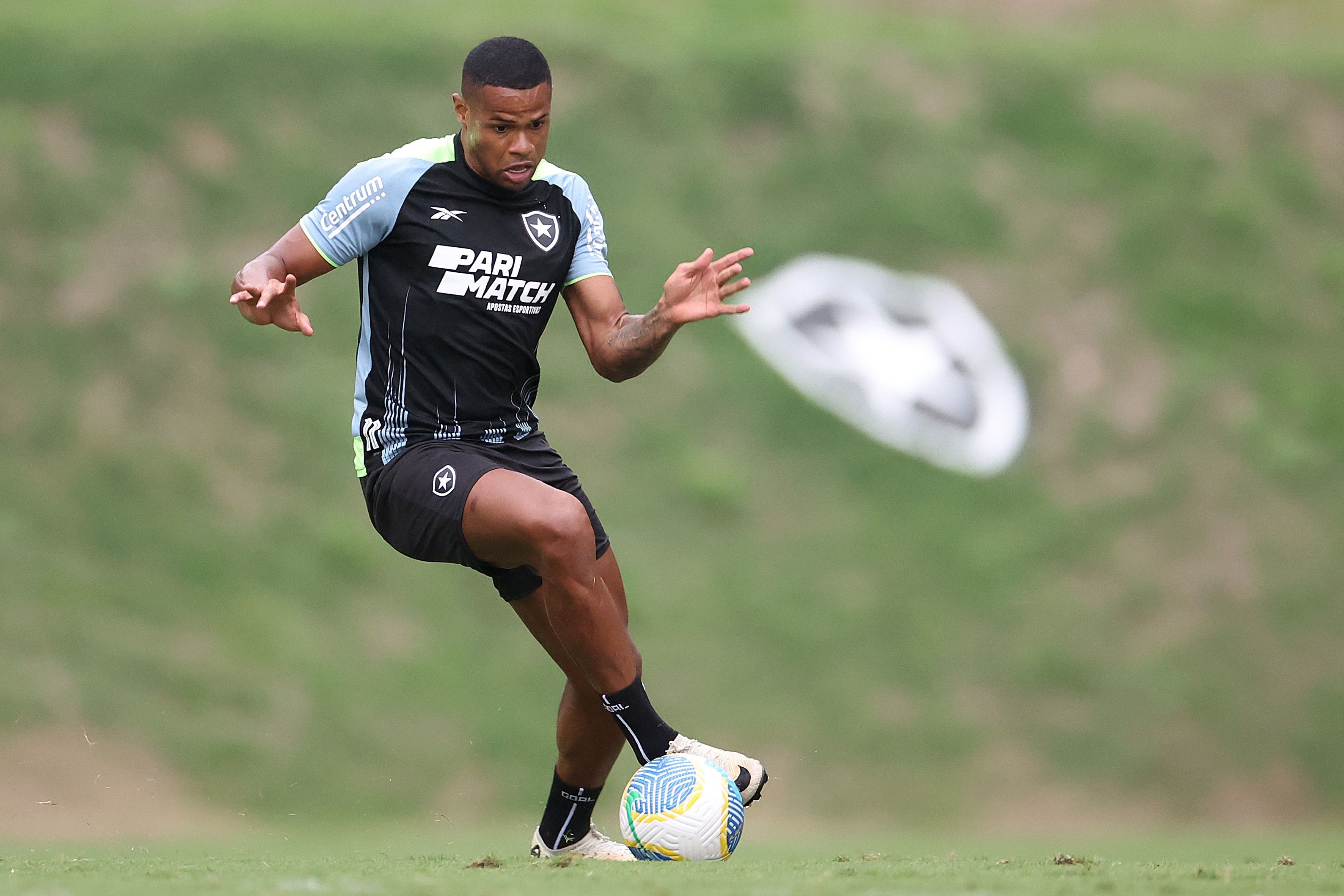 Escalação do Botafogo: com suspensos, Artur Jorge tem dúvida no ataque contra o Vitória