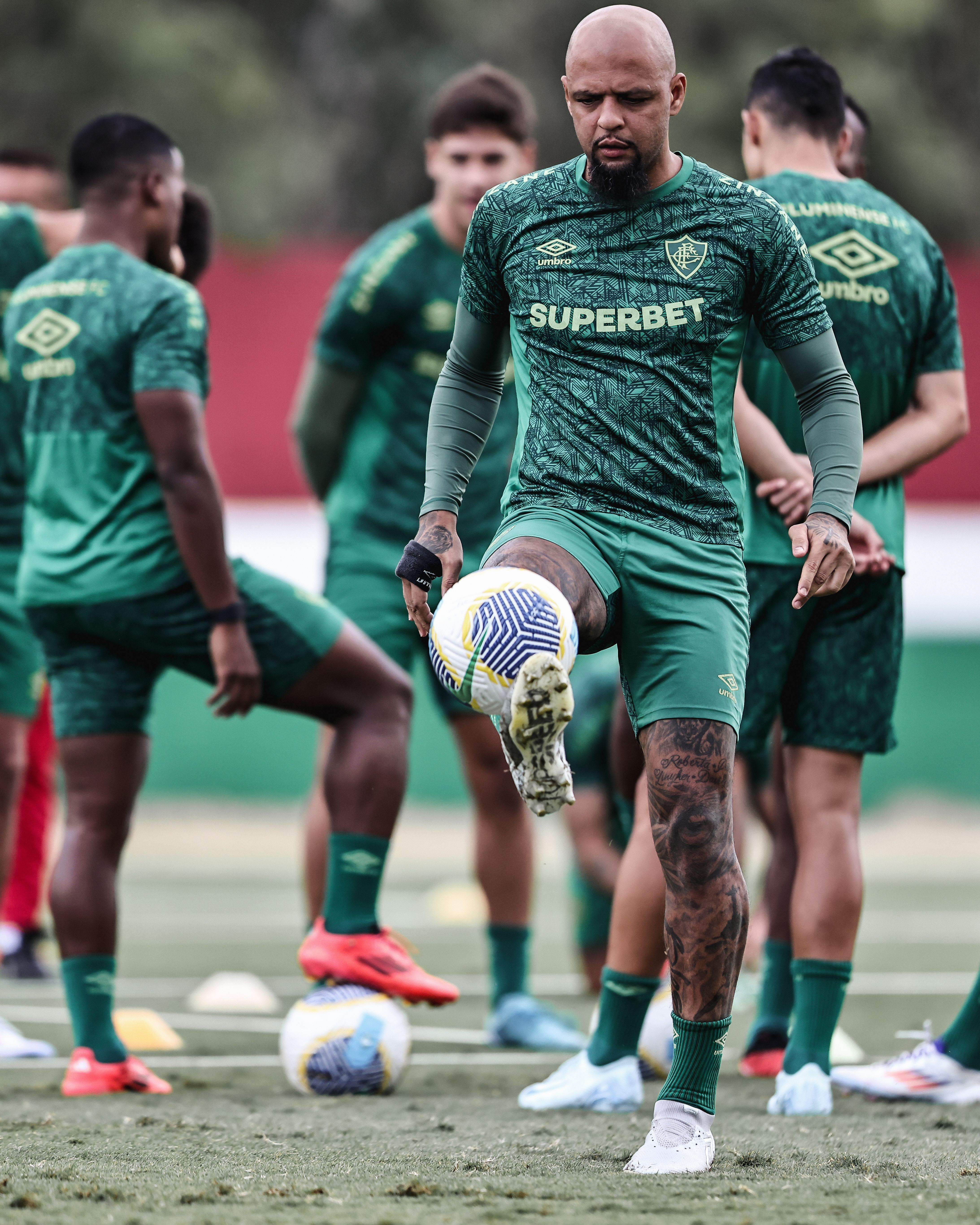 Suspenso por cinco jogos, Felipe Melo praticamente sacramenta saída do Fluminense
