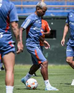 Treino do Cruzeiro nesta sexta-feira no Estádio Feliciano Cáceres, em Luque