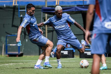 Treino do Cruzeiro nesta sexta-feira no Estádio Feliciano Cáceres, em Luque