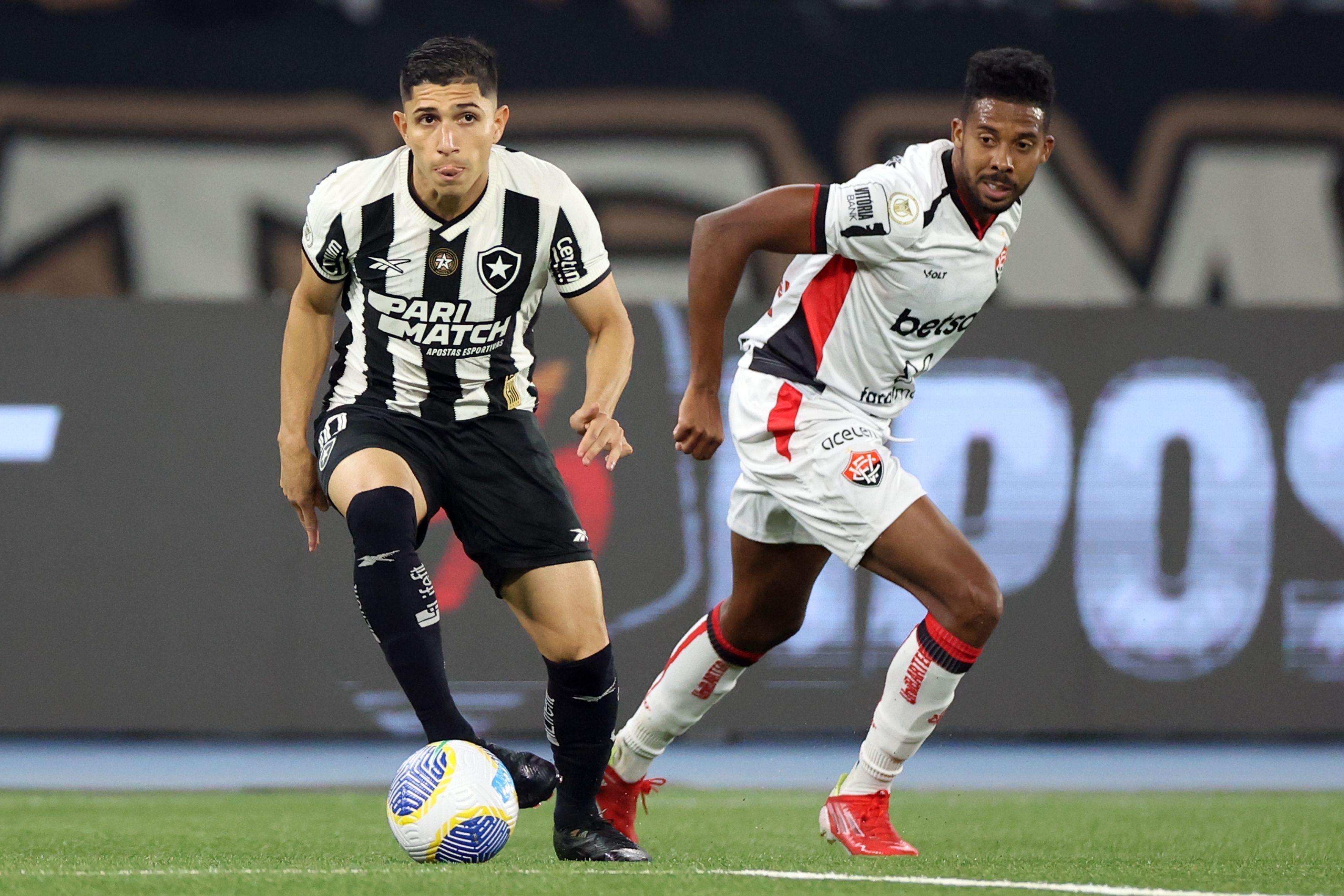 Botafogo joga mal, empata com o Vitória e vê Palmeiras assumir liderança do Brasileirão