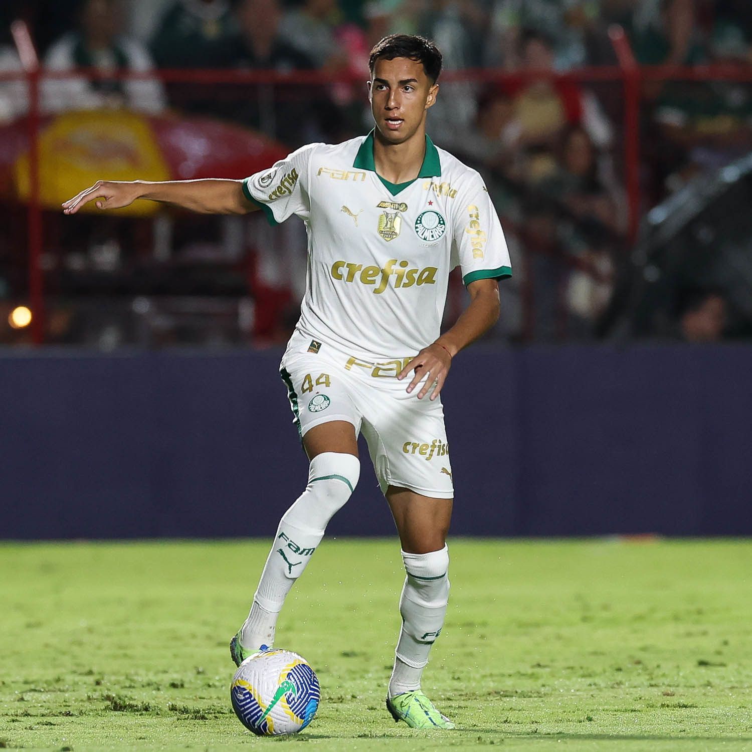 Alvo de europeus, Vitor Reis abre o jogo sobre situação no Palmeiras