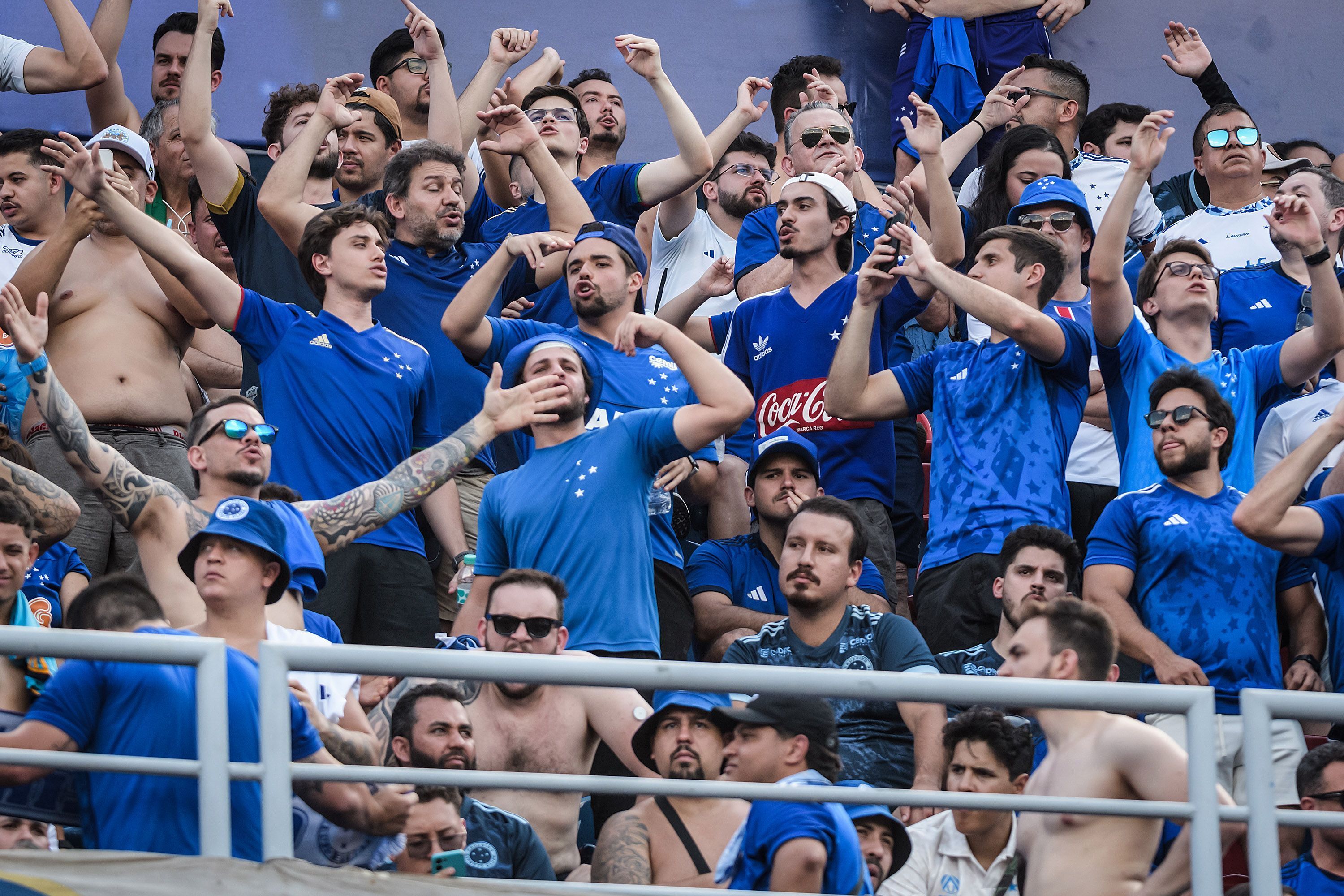 Torcida do Cruzeiro 'balança' arquibancada na final da Sul-Americana e viraliza