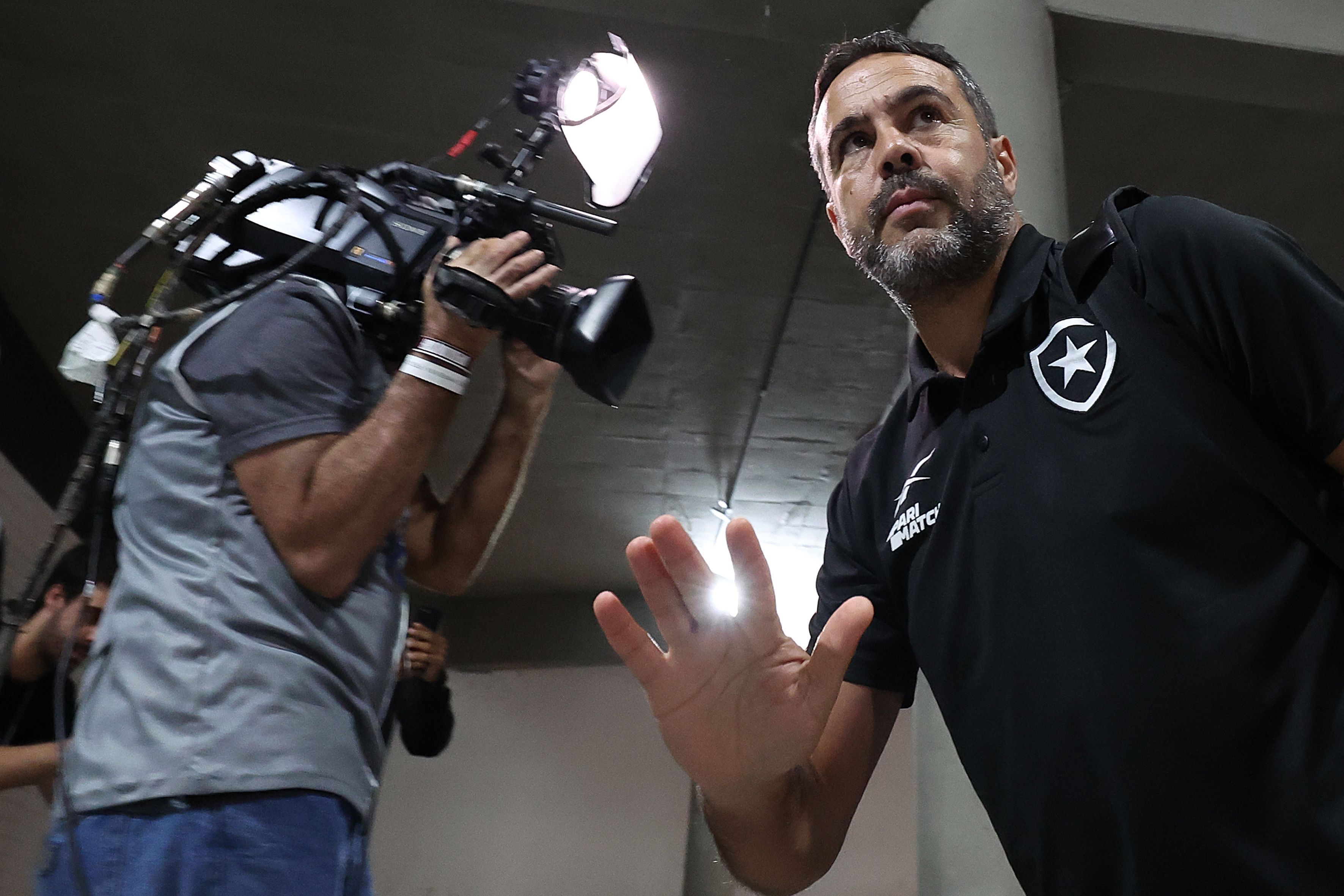 Artur Jorge se irrita com pergunta sobre Tchê Tchê: 'Escalei porque quis'