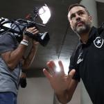 Artur Jorge se irrita com pergunta sobre Tchê Tchê: 'Escalei porque quis'