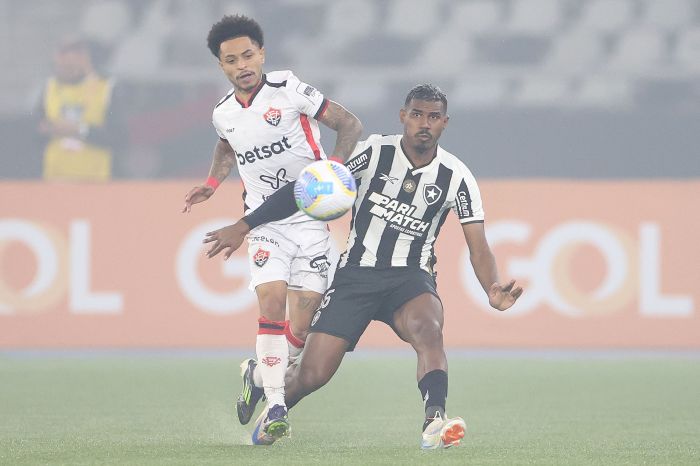 Botafogo x Vitória: Cuiabano e Matheuzinho em ação pelo Campeonato Brasileiro