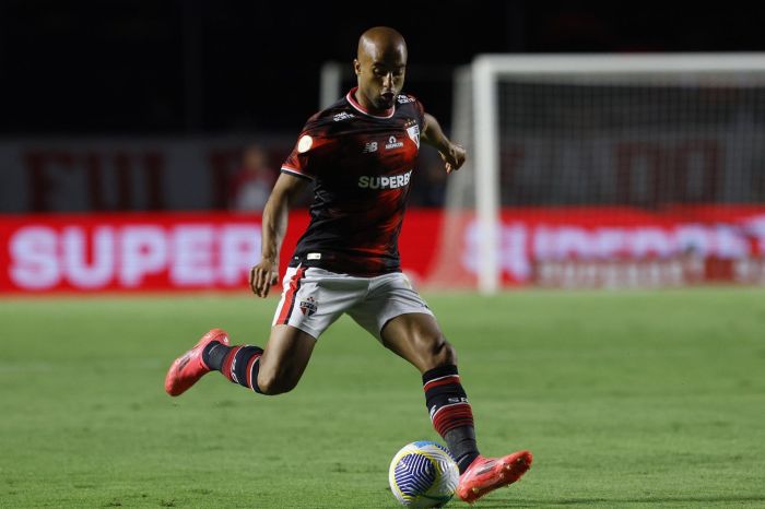 Lucas em ação pelo São Paulo contra o Atlético Lucas em ação pelo São Paulo contra o Atlético