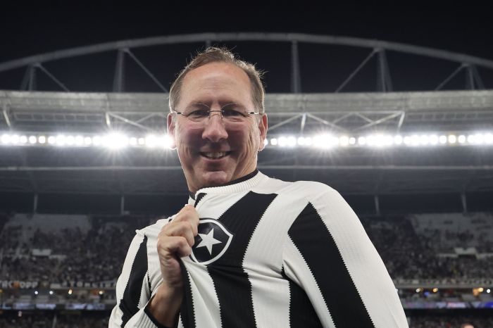 John Textor durante a partida entre Botafogo e Vitória, no Nilton Santos