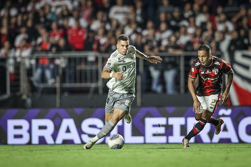 Paulinho, do Atlético, minimiza fala de Textor e mira 'jogo mais importante da vida'