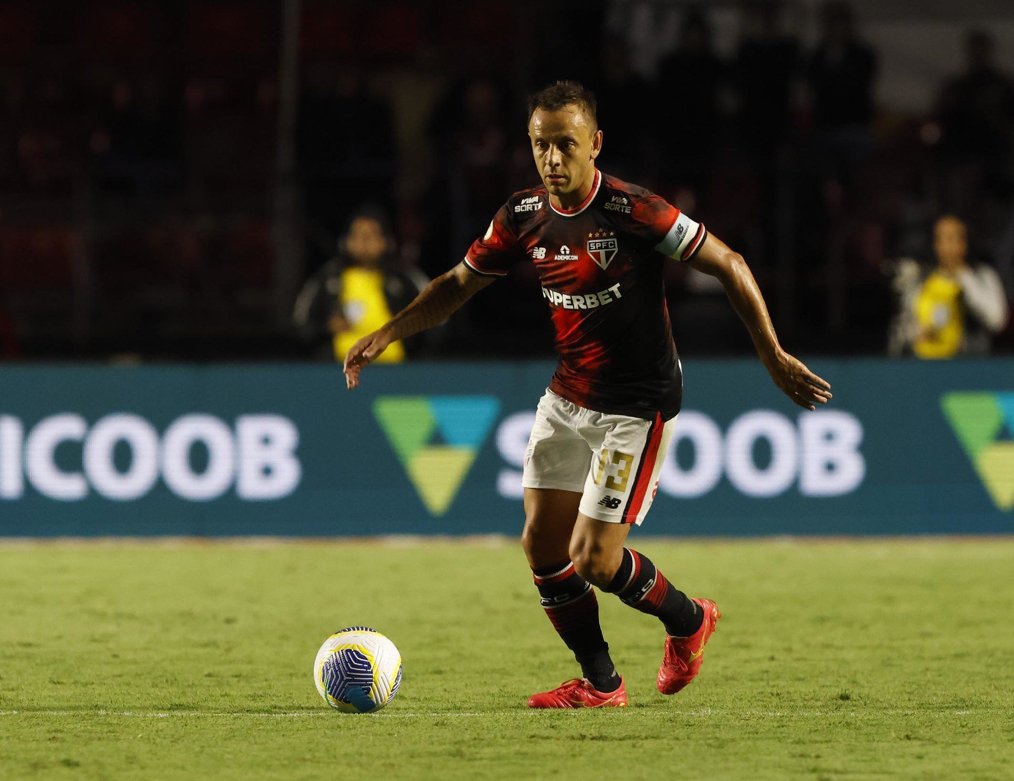 Em fim de contrato, Rafinha revela desejo para futuro no São Paulo