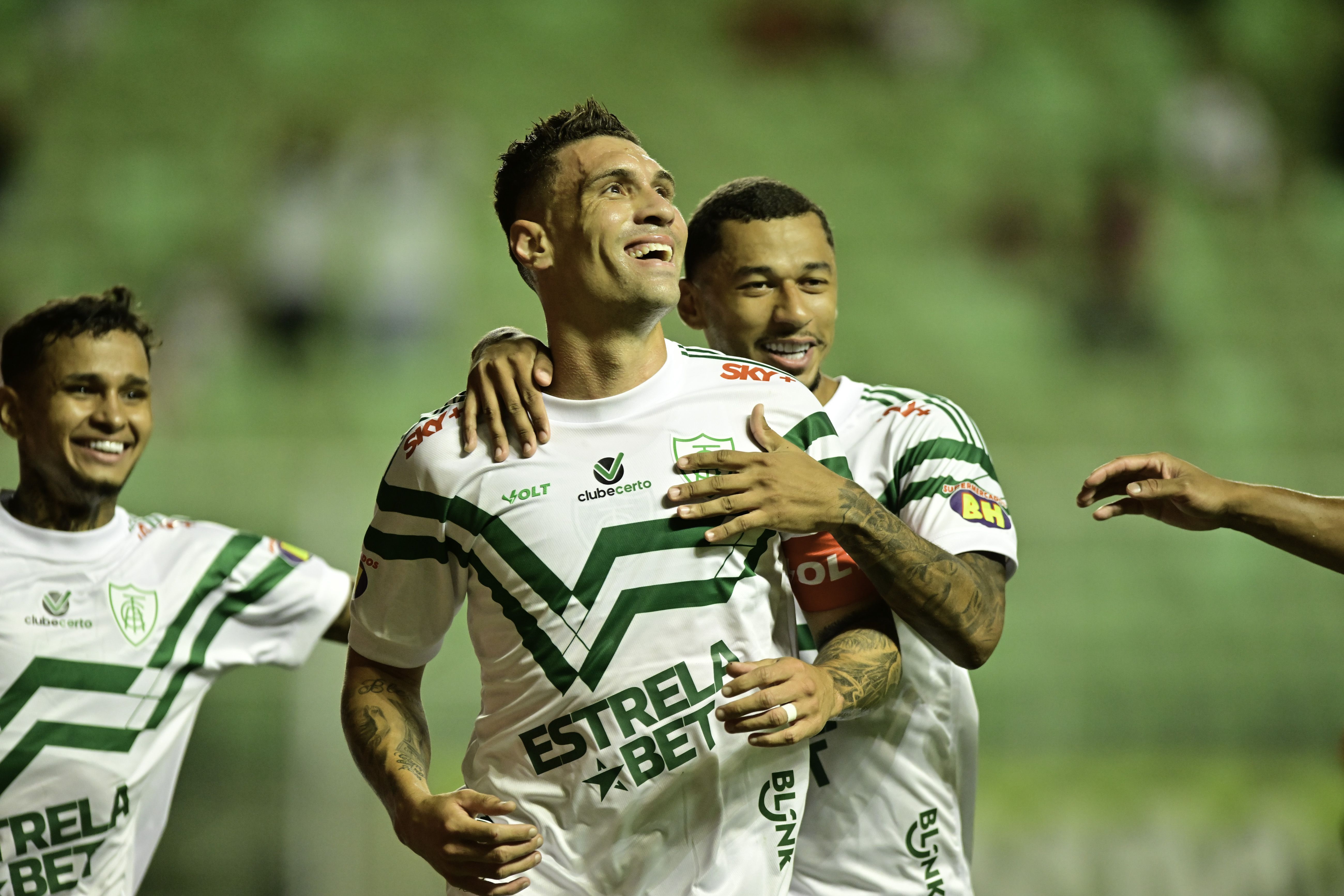 Moisés se despede do futebol com gol em último jogo pelo América