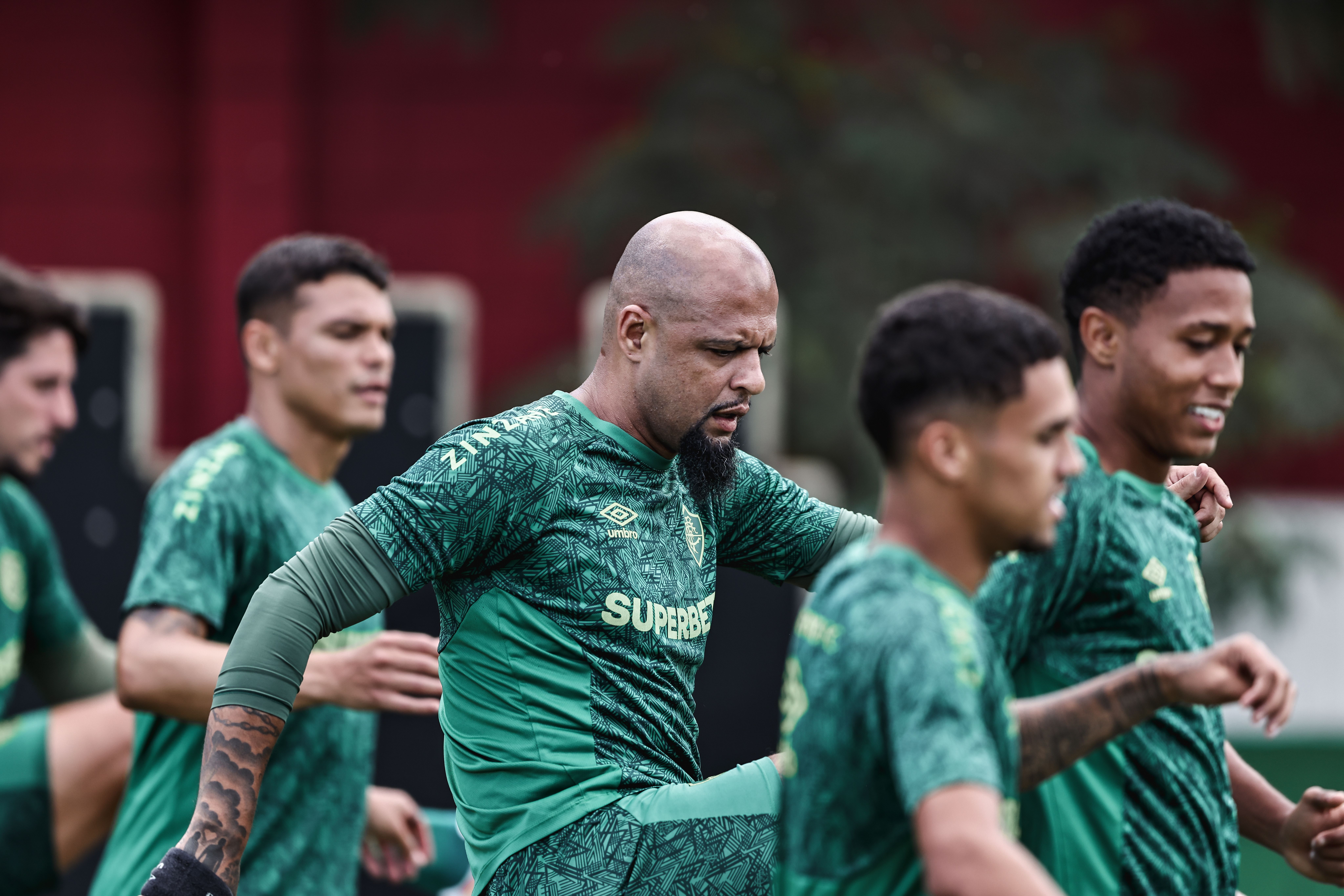 Fluminense é multado por atos discriminatórios da torcida, e Felipe Melo é suspenso