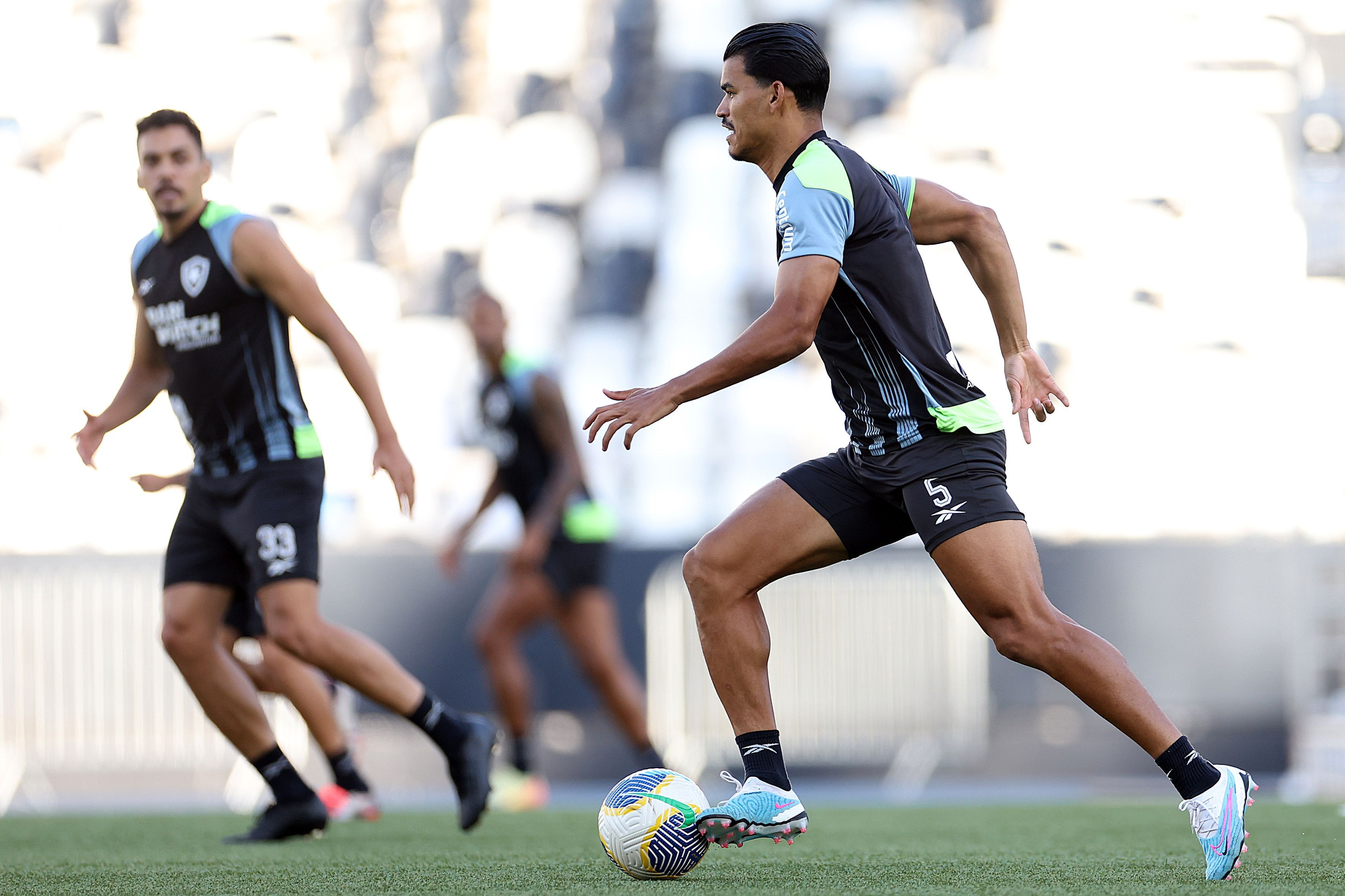 Escalação do Botafogo: Artur Jorge terá mudanças na defesa contra o São Paulo