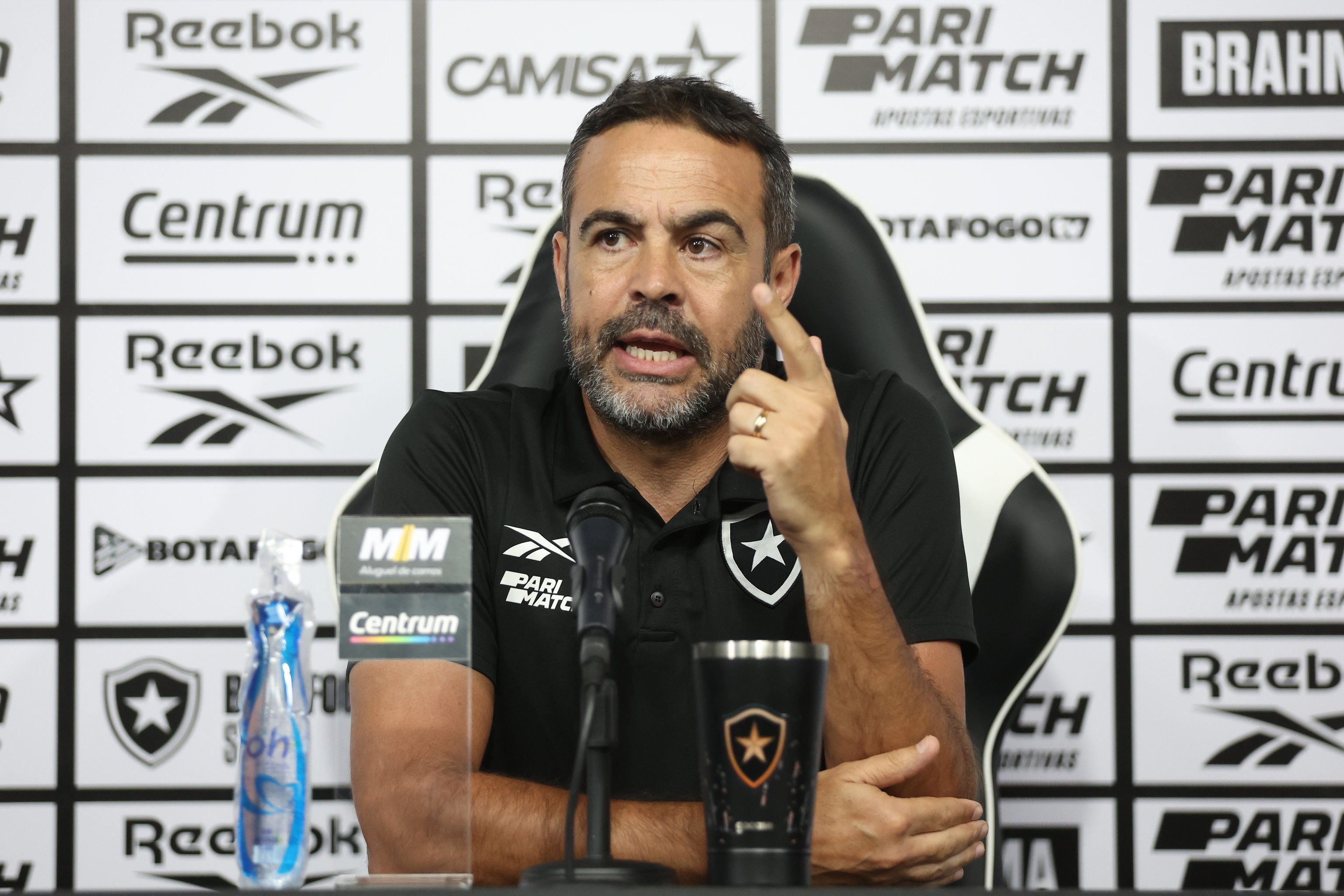 Técnico do Botafogo dispara contra titular do Atlético: 'Isso é querer confusão'