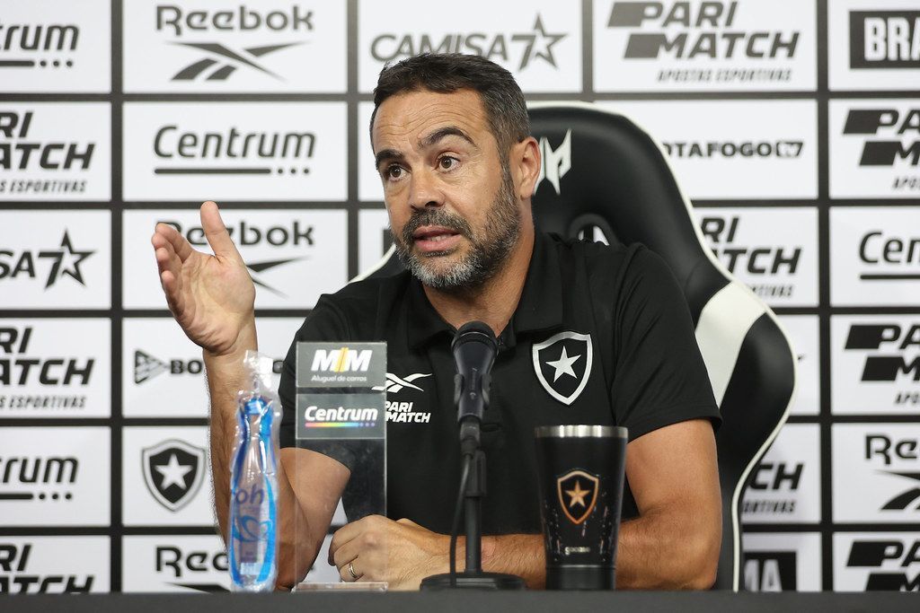 Técnico do Botafogo critica Deyverson, do Atlético, e dispara: 'Olhem para dentro'