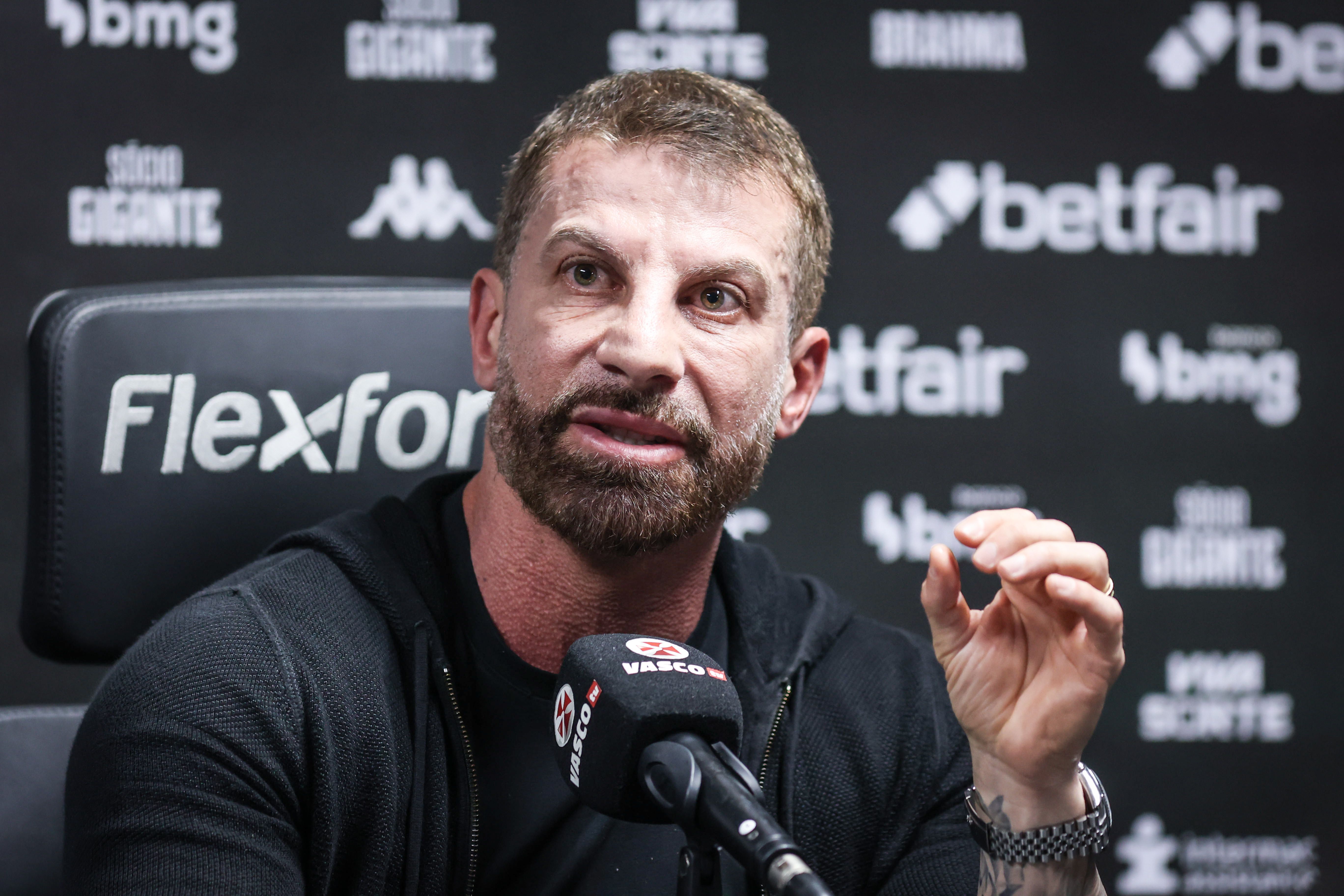 Pedrinho dispara contra Ramón Díaz, do Corinthians: ‘Não sabe o tamanho do Vasco’