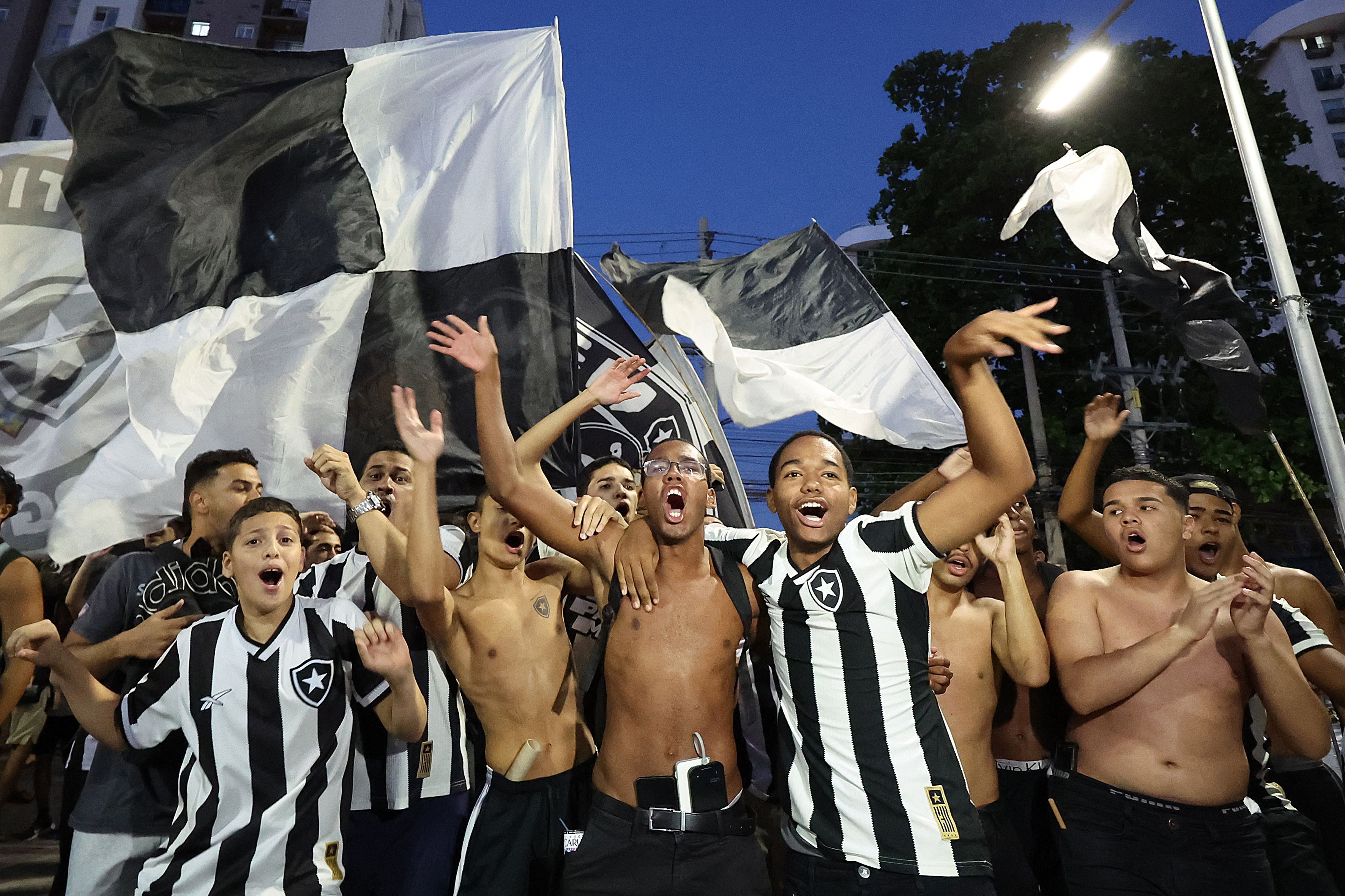 Com mobilização nacional, torcida do Botafogo inicia 'invasão' a Buenos Aires