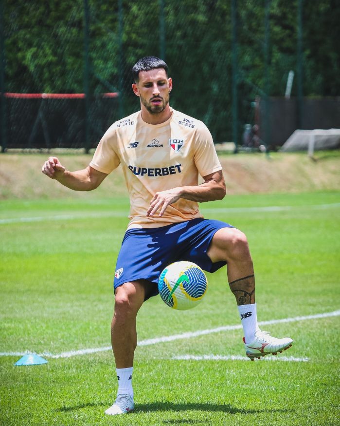 Após sentir dores musculares na coxa, Calleri tem feito trabalho adaptado no dia a dia Após sentir dores musculares na coxa, Calleri tem feito trabalho adaptado no dia a dia